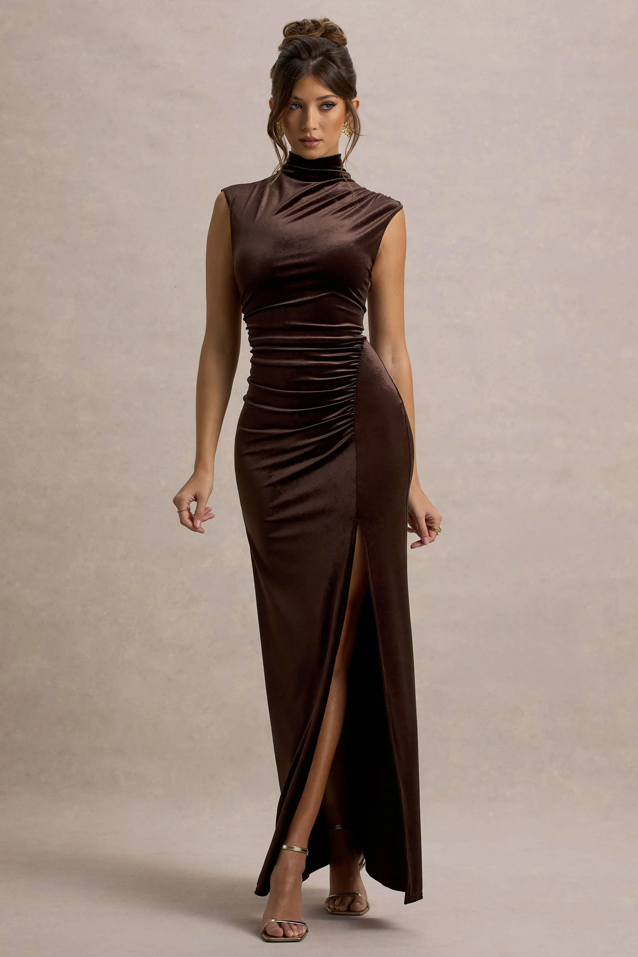 Abilene | Schokoladefarbenes Samt-Maxikleid mit hohem Kragen und Schlitz - Image 4