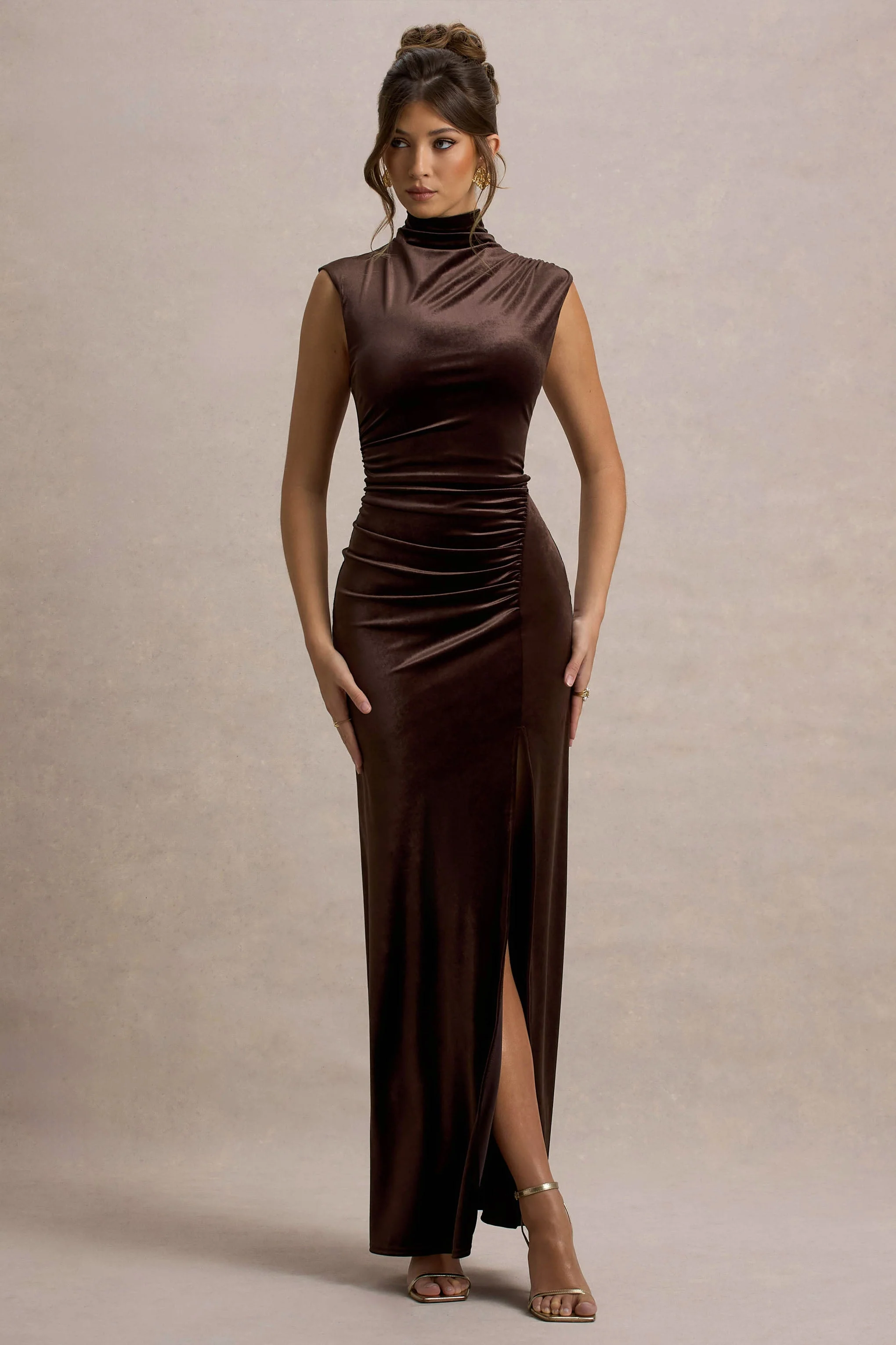 Abilene | Schokoladefarbenes Samt-Maxikleid mit hohem Kragen und Schlitz - Image 5