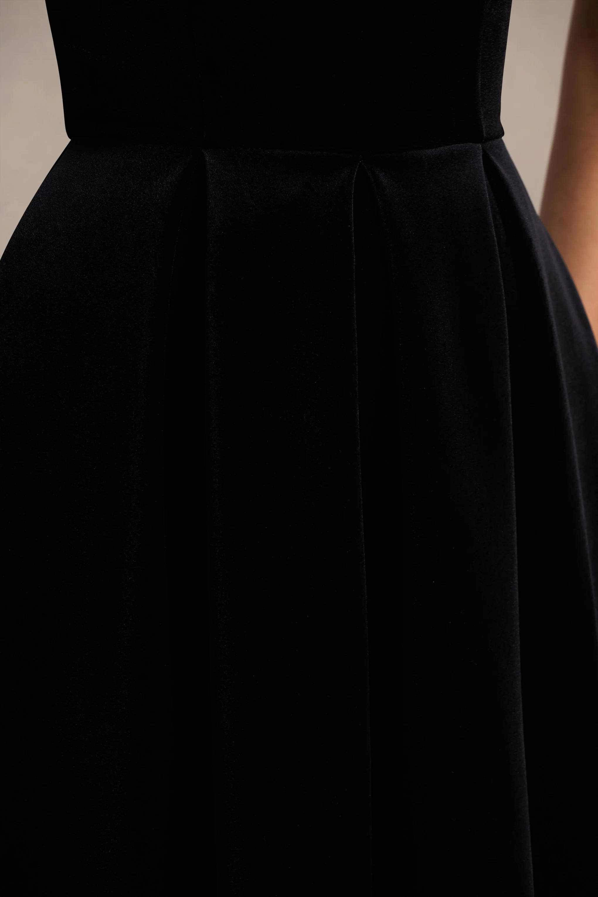Ablaze | Schwarzes Midikleid aus Samt mit Bardot-Ausschnitt - Image 6