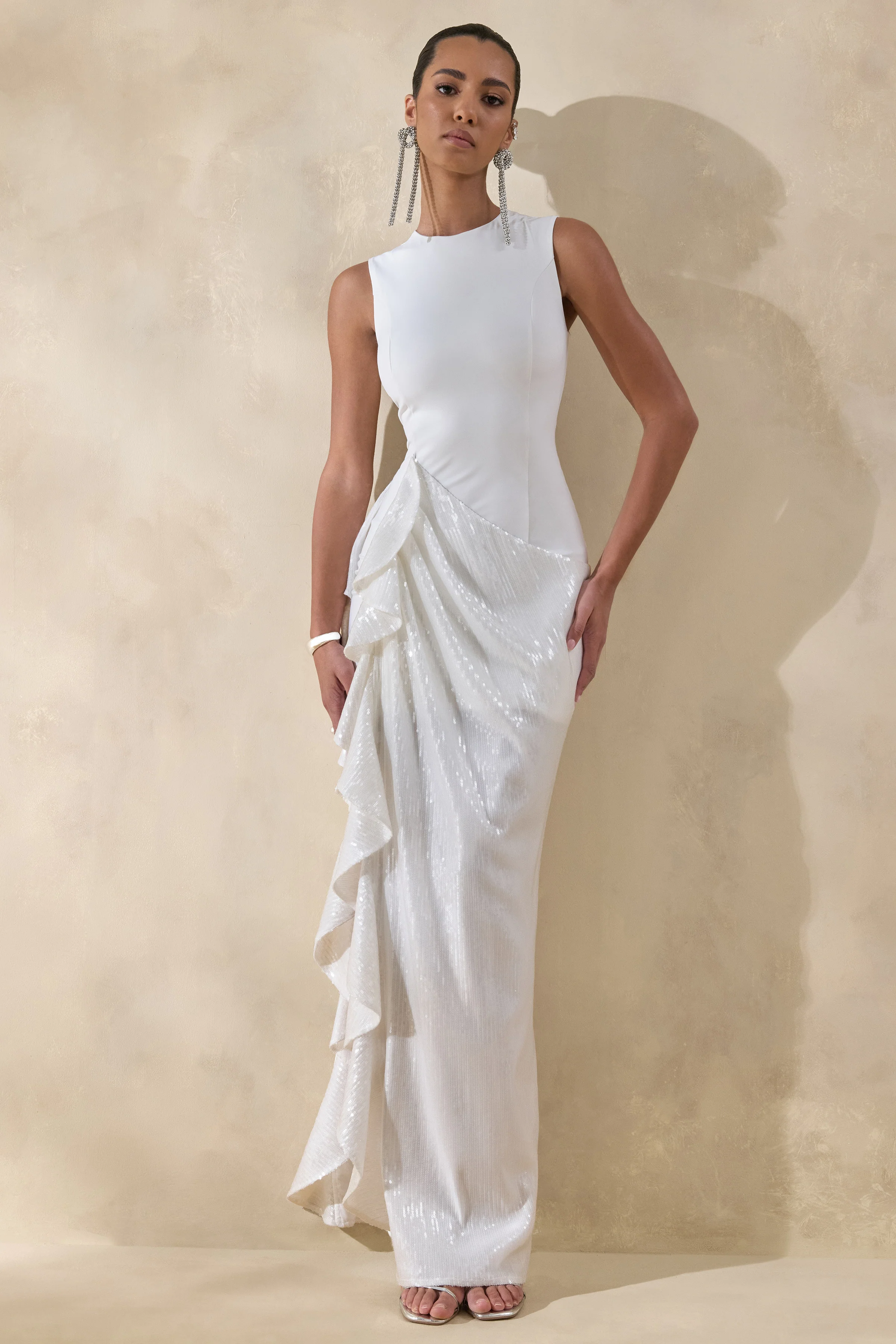 Ada | Weißes Maxikleid mit Rundhalsausschnitt, transparentem Rock und Rüschendetails - Image 5