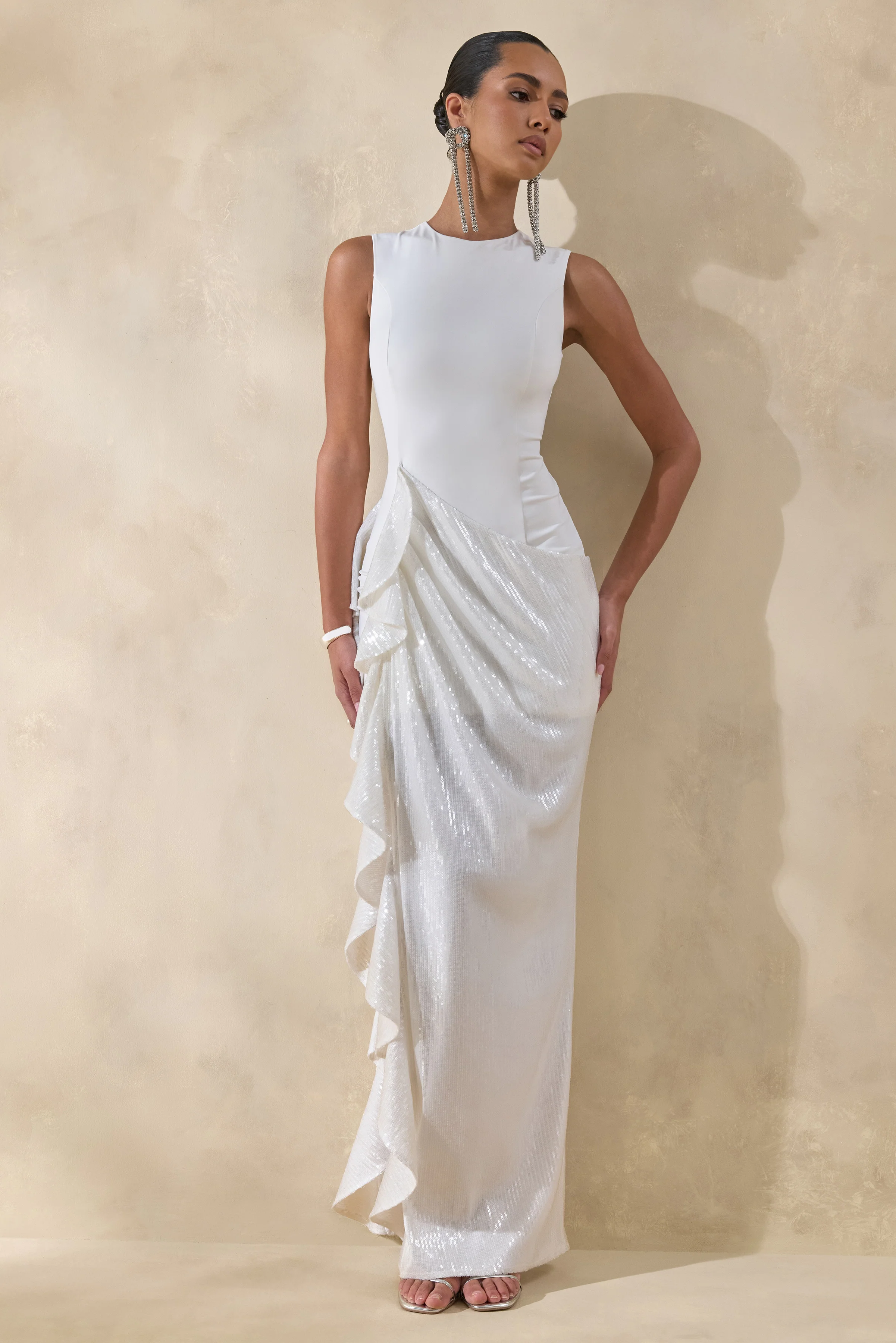 Ada | Weißes Maxikleid mit Rundhalsausschnitt, transparentem Rock und Rüschendetails - Image 8