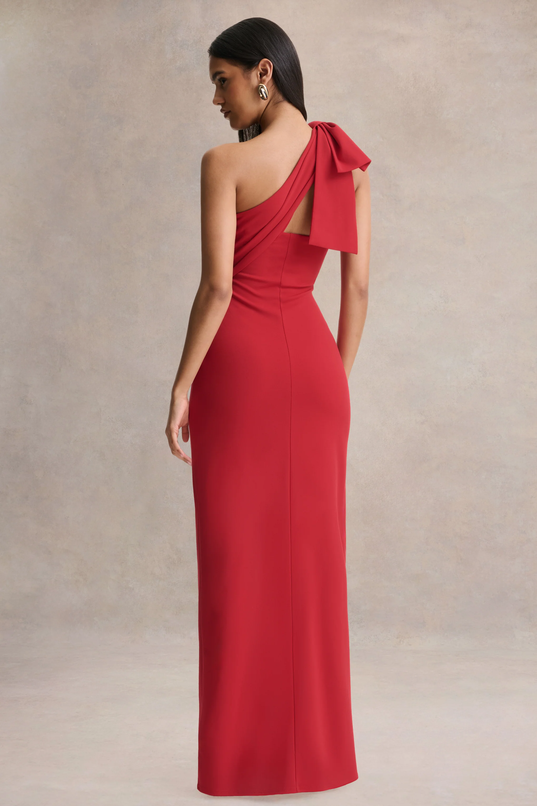 Adara | Rotes Maxikleid mit asymmetrischem Ausschnitt und Schleifendetail - Image 2