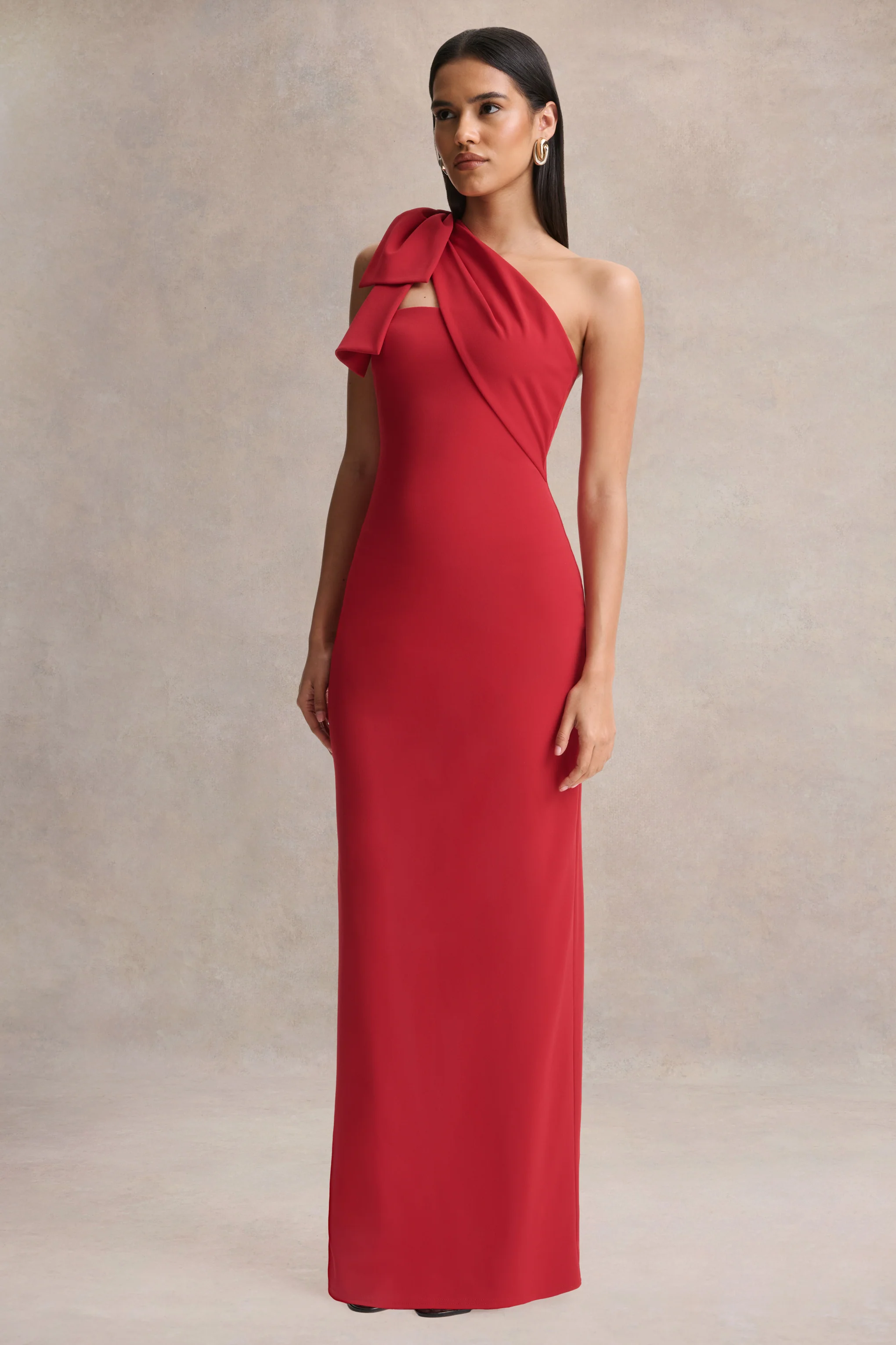 Adara | Rotes Maxikleid mit asymmetrischem Ausschnitt und Schleifendetail - Image 4