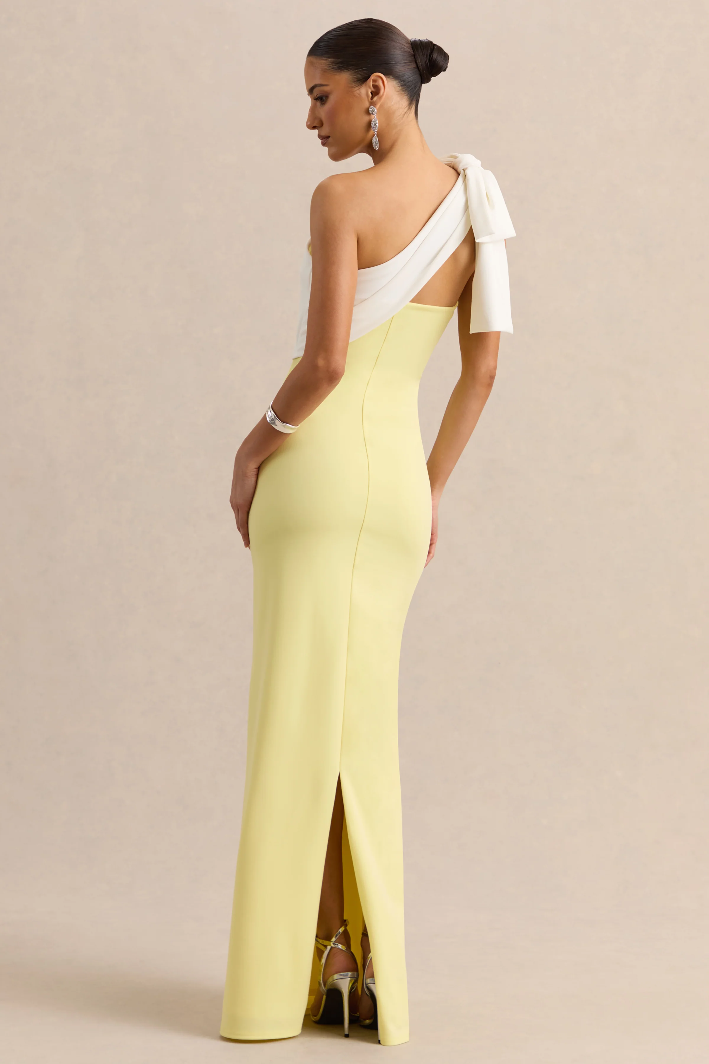 Adara | Zitronengelbes und weißes Maxikleid mit asymmetrischem Ausschnitt und Schleifen-Detail - Image 2