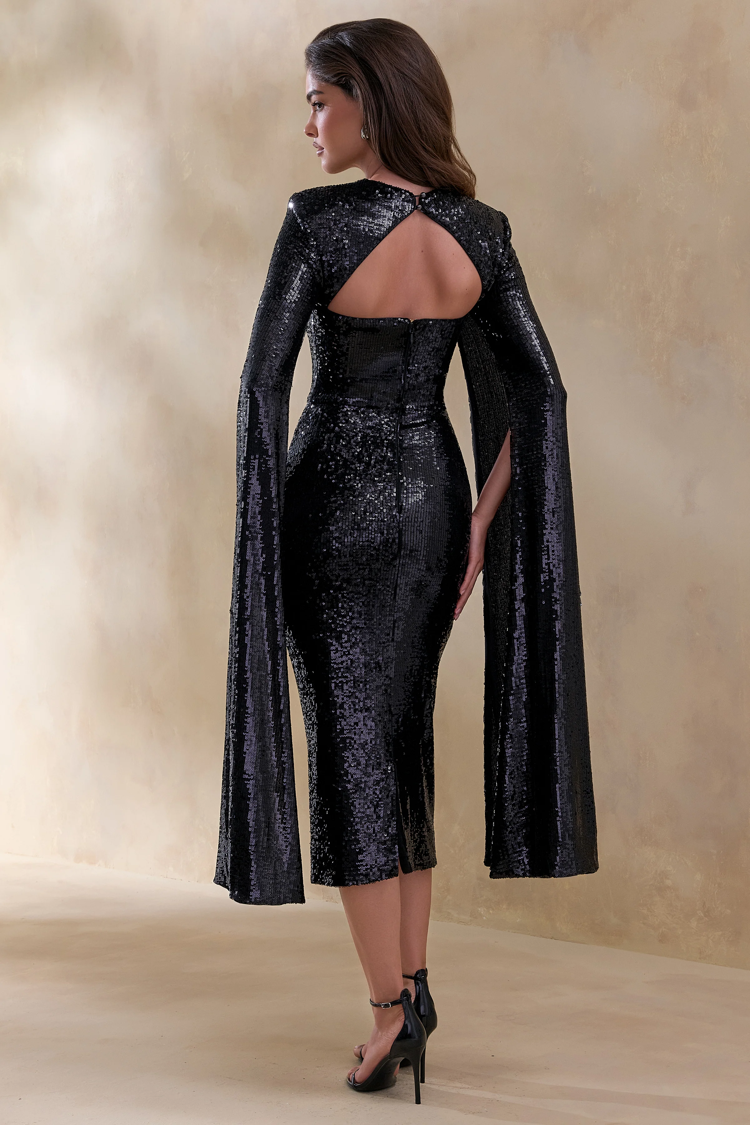 Adeline | Schwarzes Pailletten-Midikleid mit Rundhalsausschnitt und Cape-Ärmeln - Image 2