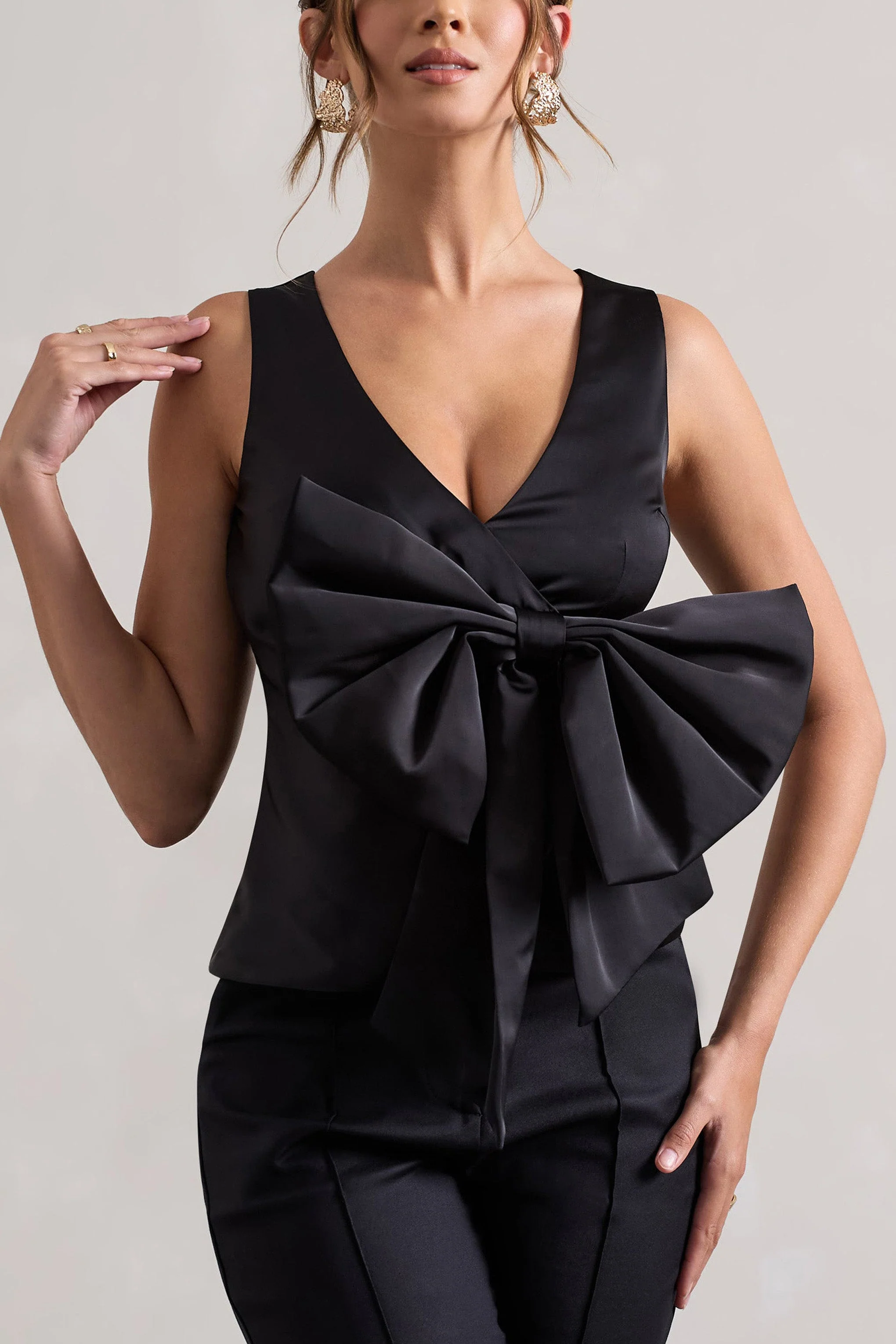 Adoration | Schwarzes Satin-Top mit tiefem V-Ausschnitt und Schleife - Image 3