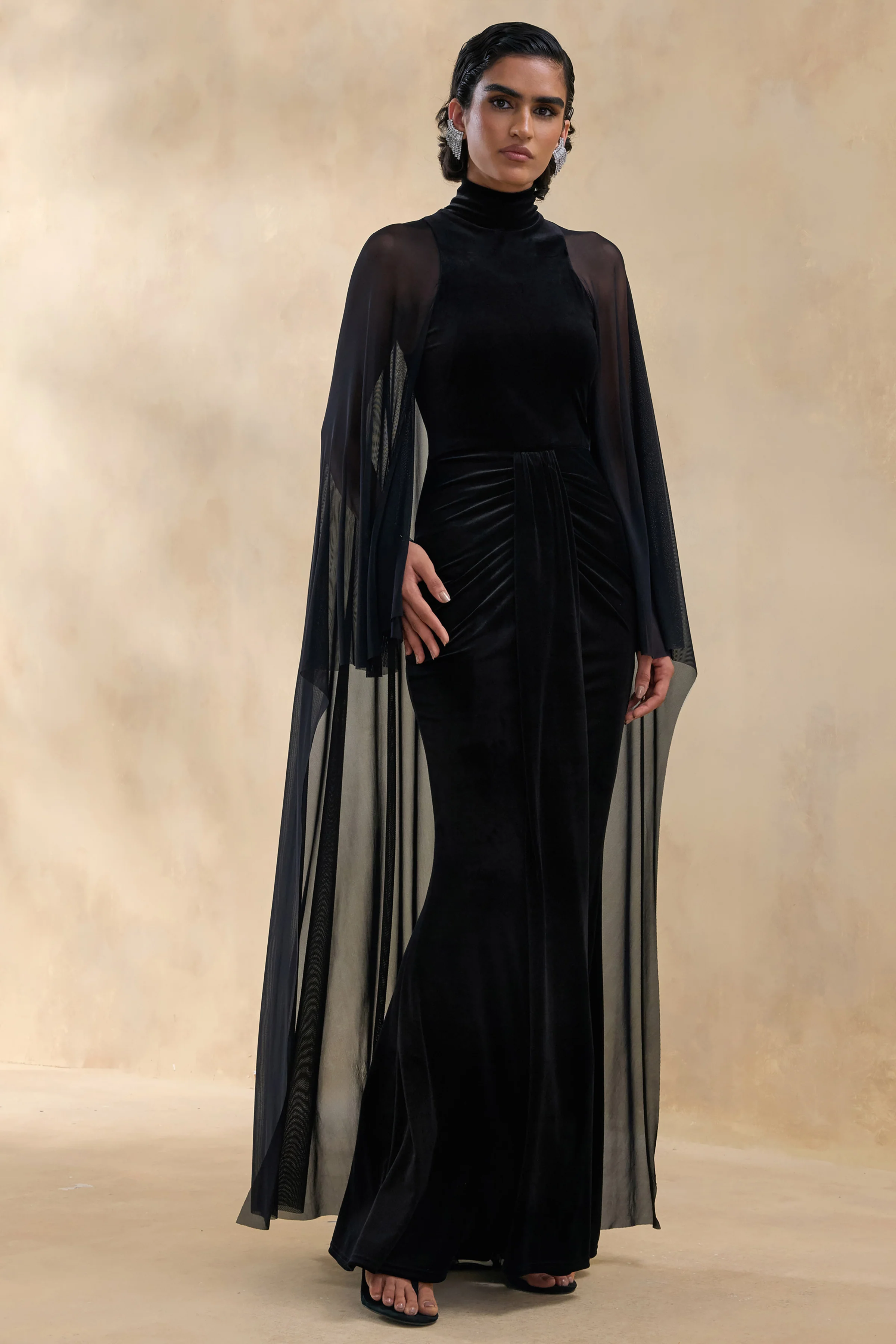 Adoring | Schwarzes Samt-Maxikleid mit hohem Ausschnitt und Cape