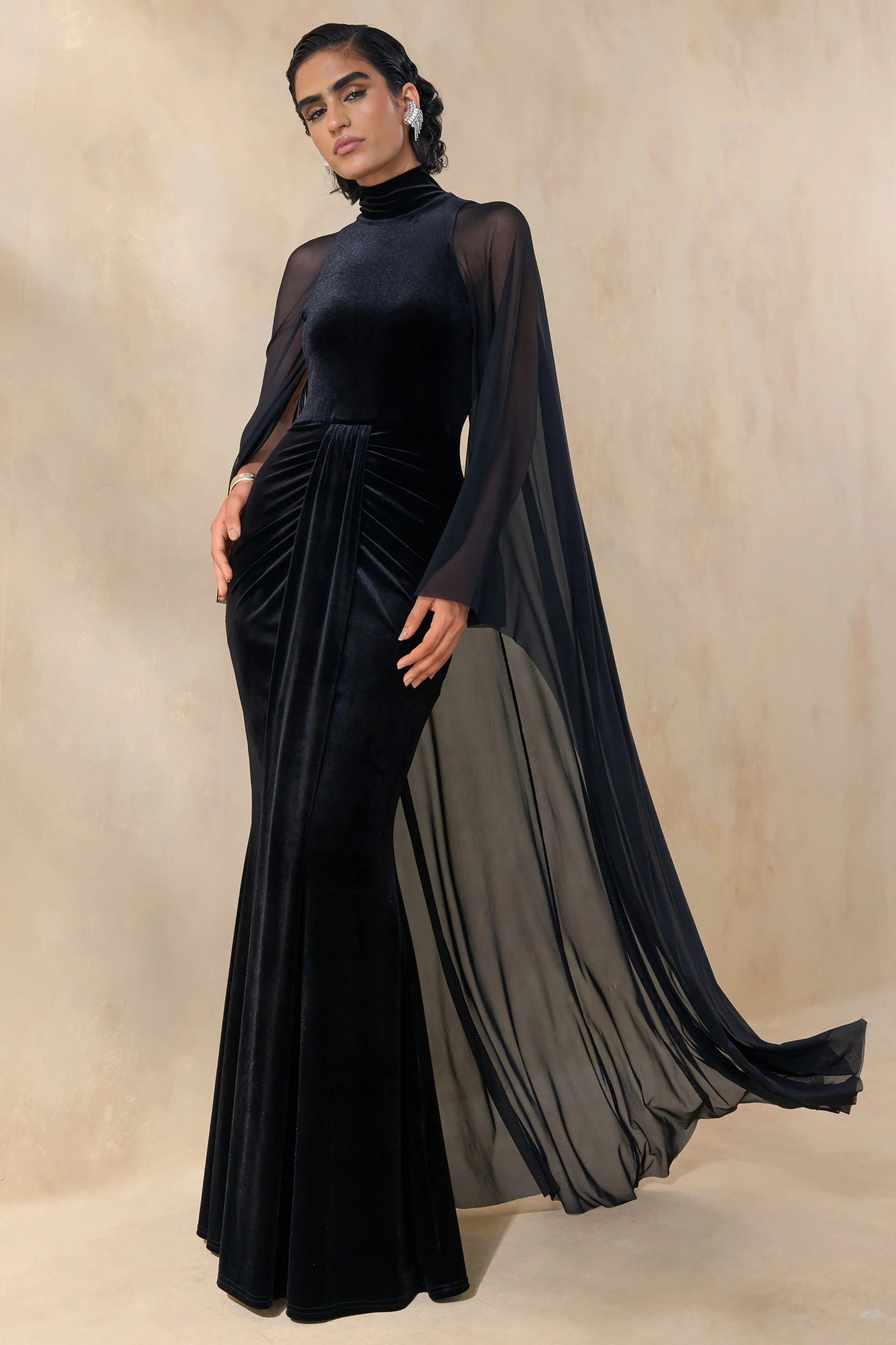 Adoring | Schwarzes Samt-Maxikleid mit hohem Ausschnitt und Cape - Image 3