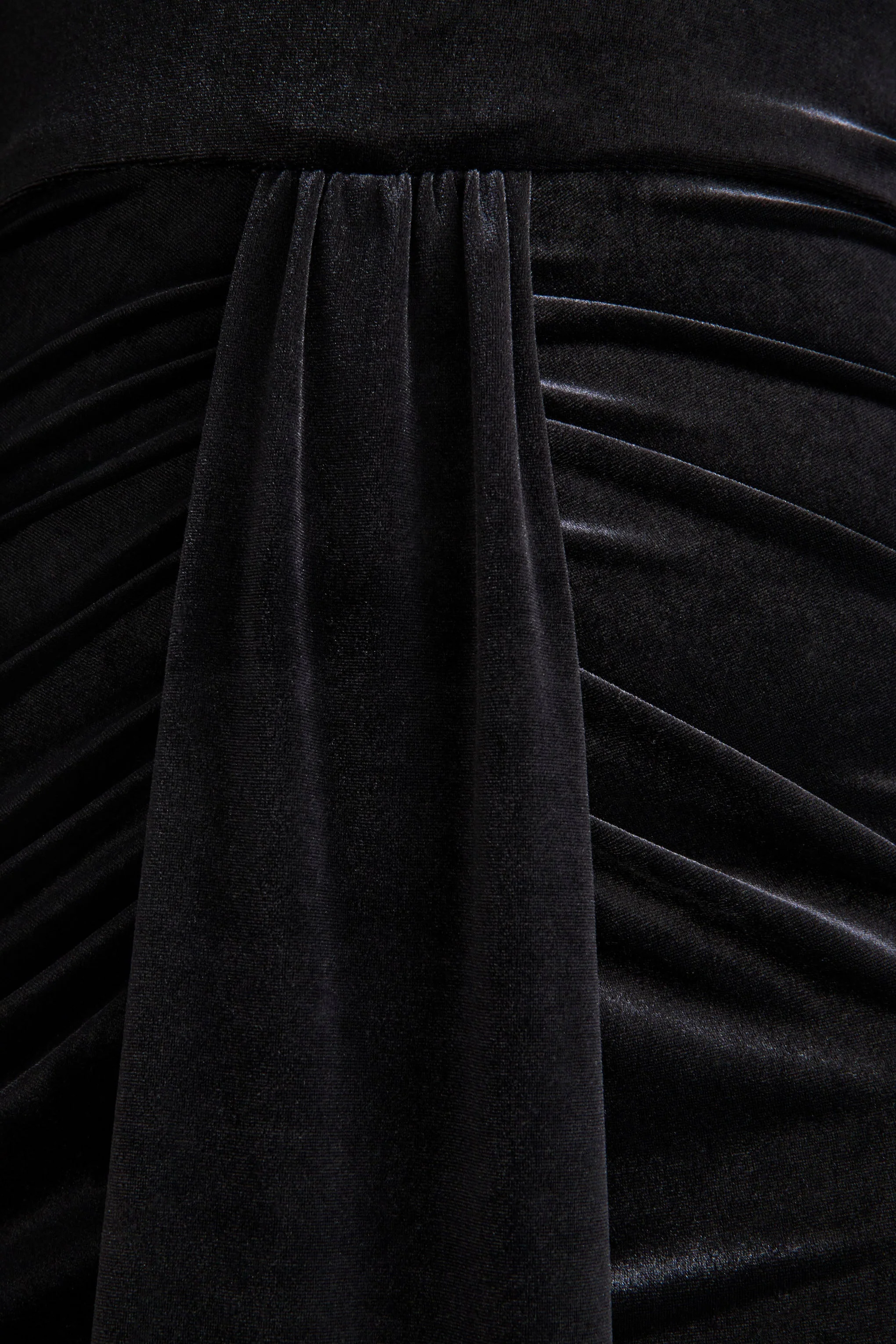 Adoring | Schwarzes Samt-Maxikleid mit hohem Ausschnitt und Cape - Image 5
