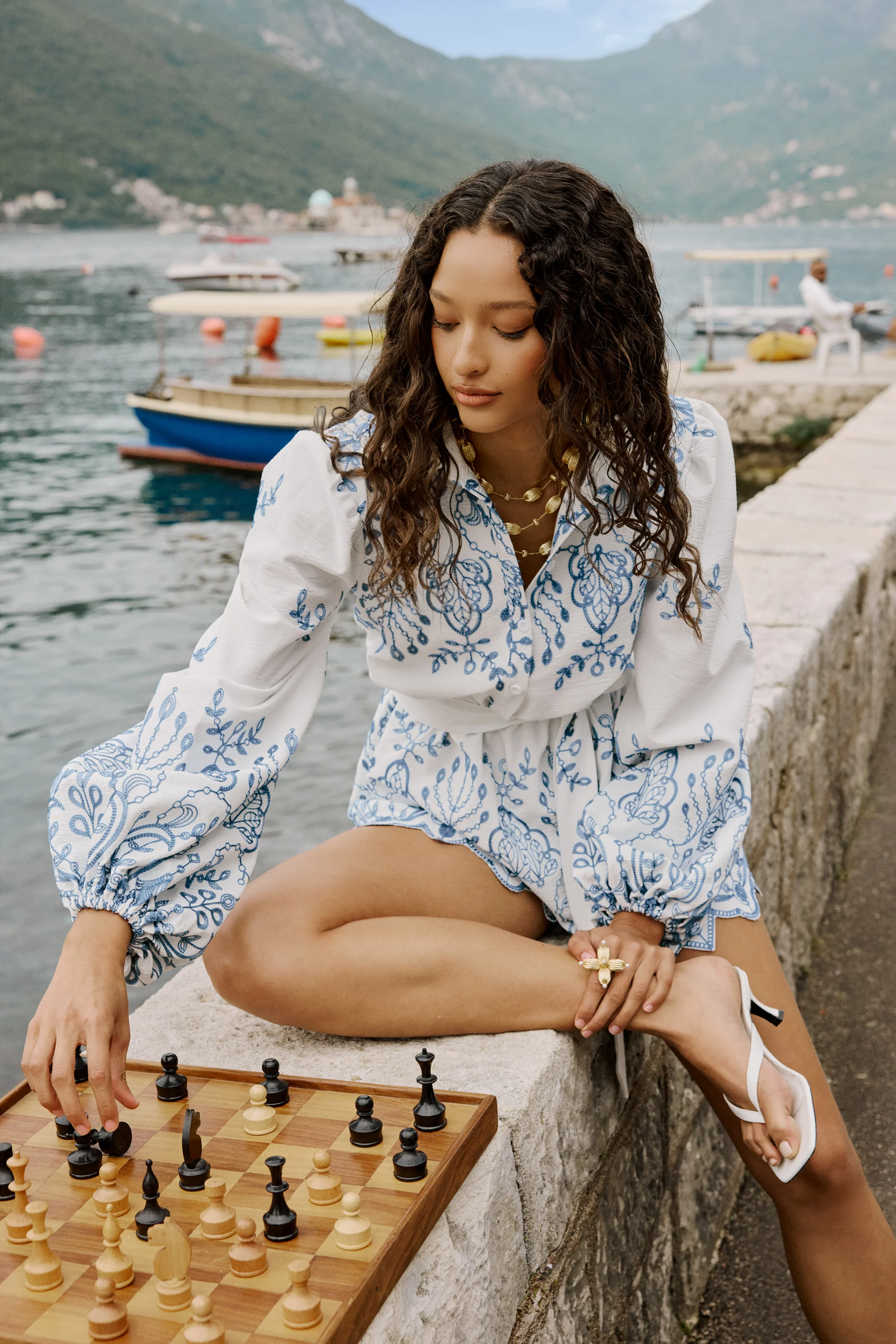 Adria | Weiß-blauer Playsuit aus Broderie Anglaise mit Blumenprint und Ballonärmeln - Image 6