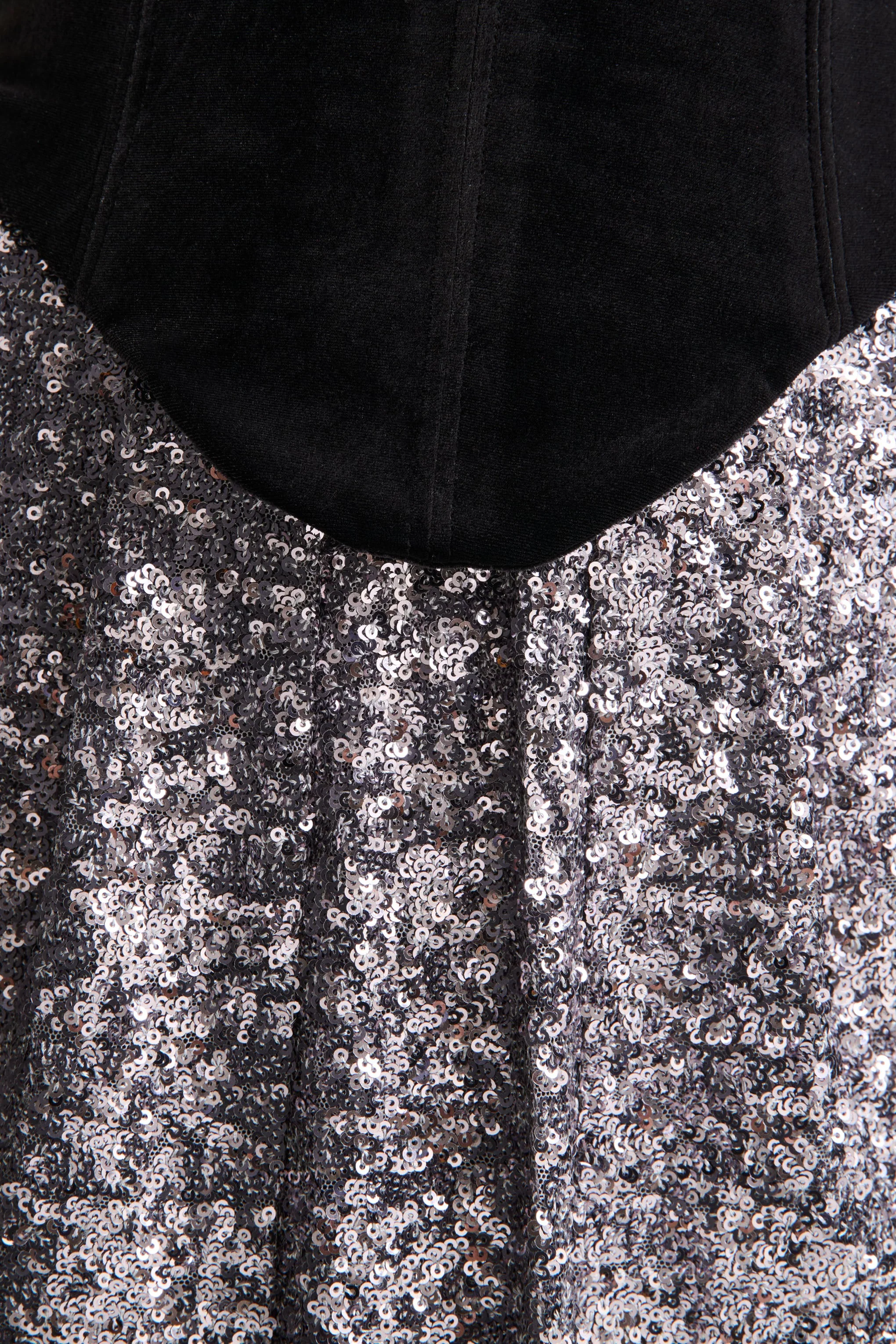 Aeris | Schwarzes Maxikleid aus Samt und silbernen Pailletten mit tiefem Ausschnitt - Image 7