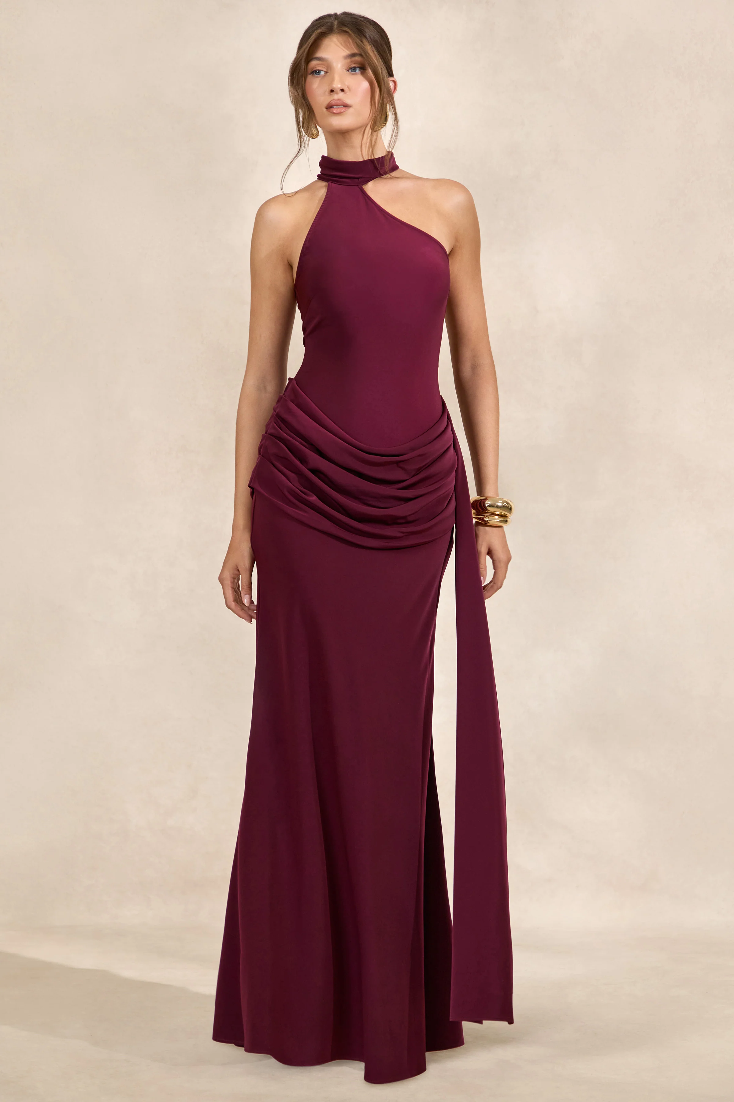 Aevina | Burgunderrotes Maxikleid aus Satin mit asymmetrischem Ausschnitt und Schal-Detail