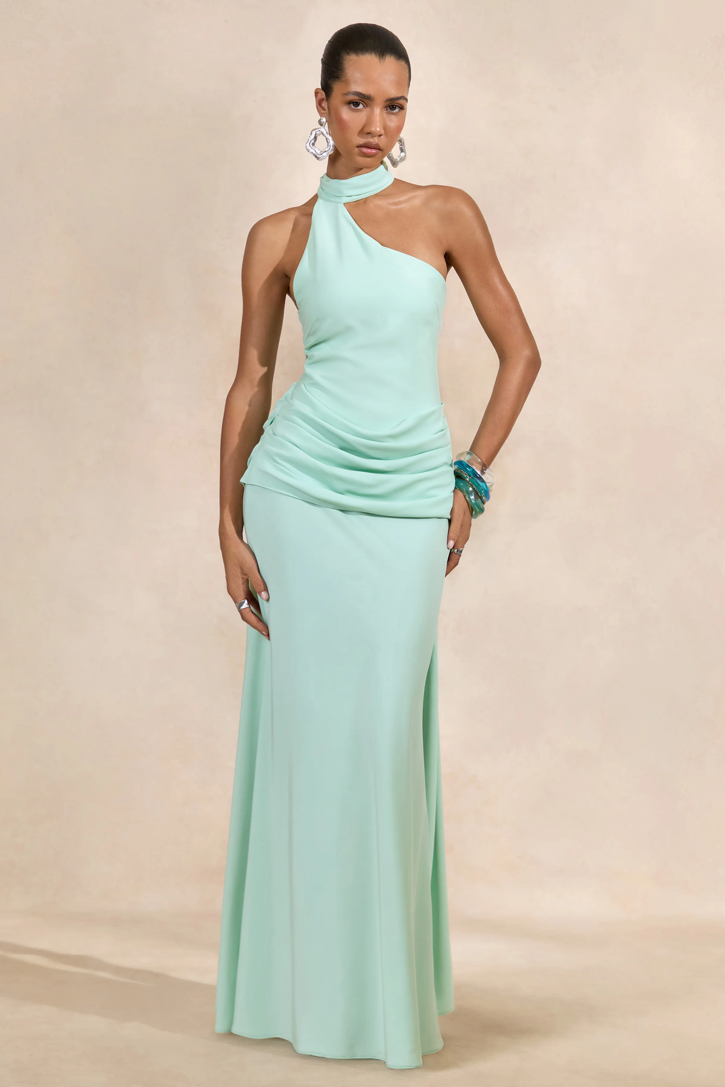 Aevina | Mintfarbenes Maxikleid aus Satin mit asymmetrischem Ausschnitt und Schaldetail
