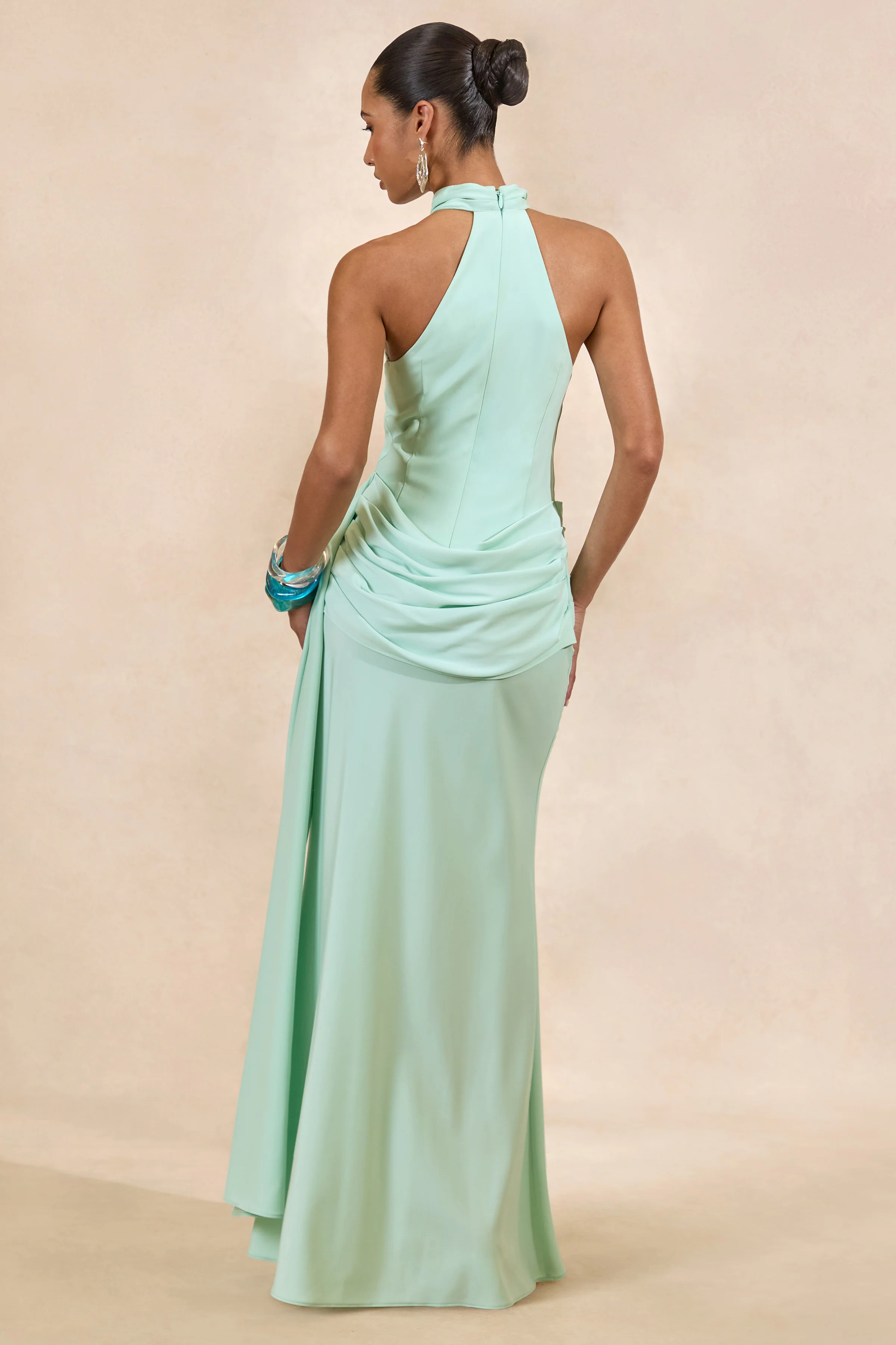 Aevina | Mintfarbenes Maxikleid aus Satin mit asymmetrischem Ausschnitt und Schaldetail - Image 2
