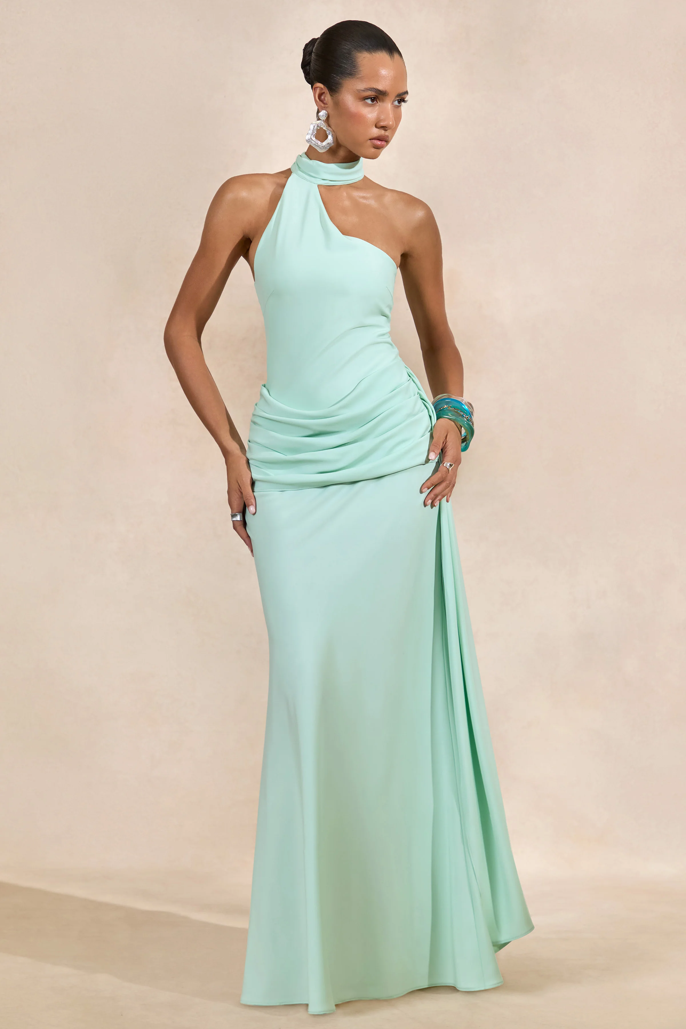 Aevina | Mintfarbenes Maxikleid aus Satin mit asymmetrischem Ausschnitt und Schaldetail - Image 4
