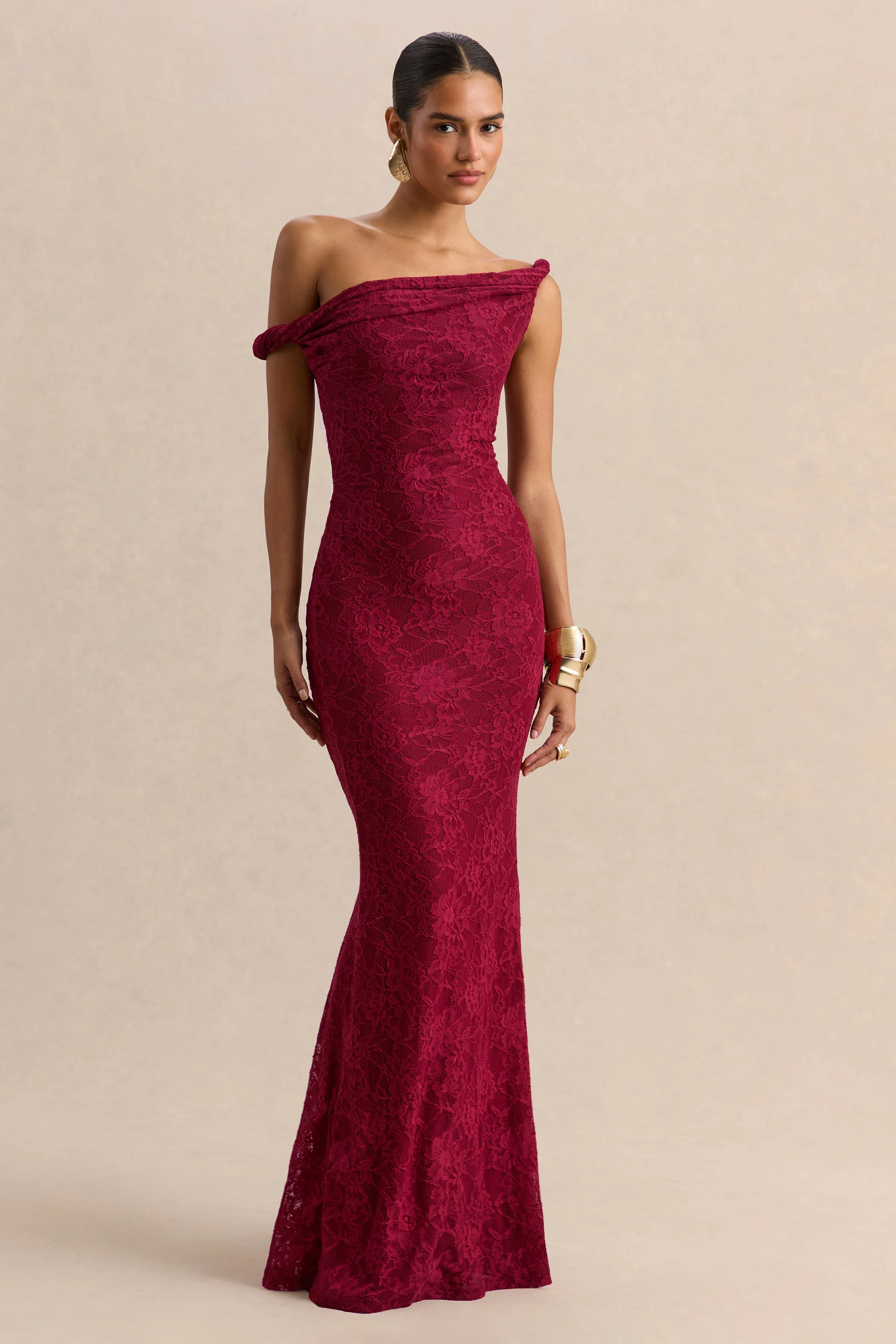 Afina | Burgunderrotes Maxikleid aus Spitze mit asymmetrischem Ausschnitt - Image 4