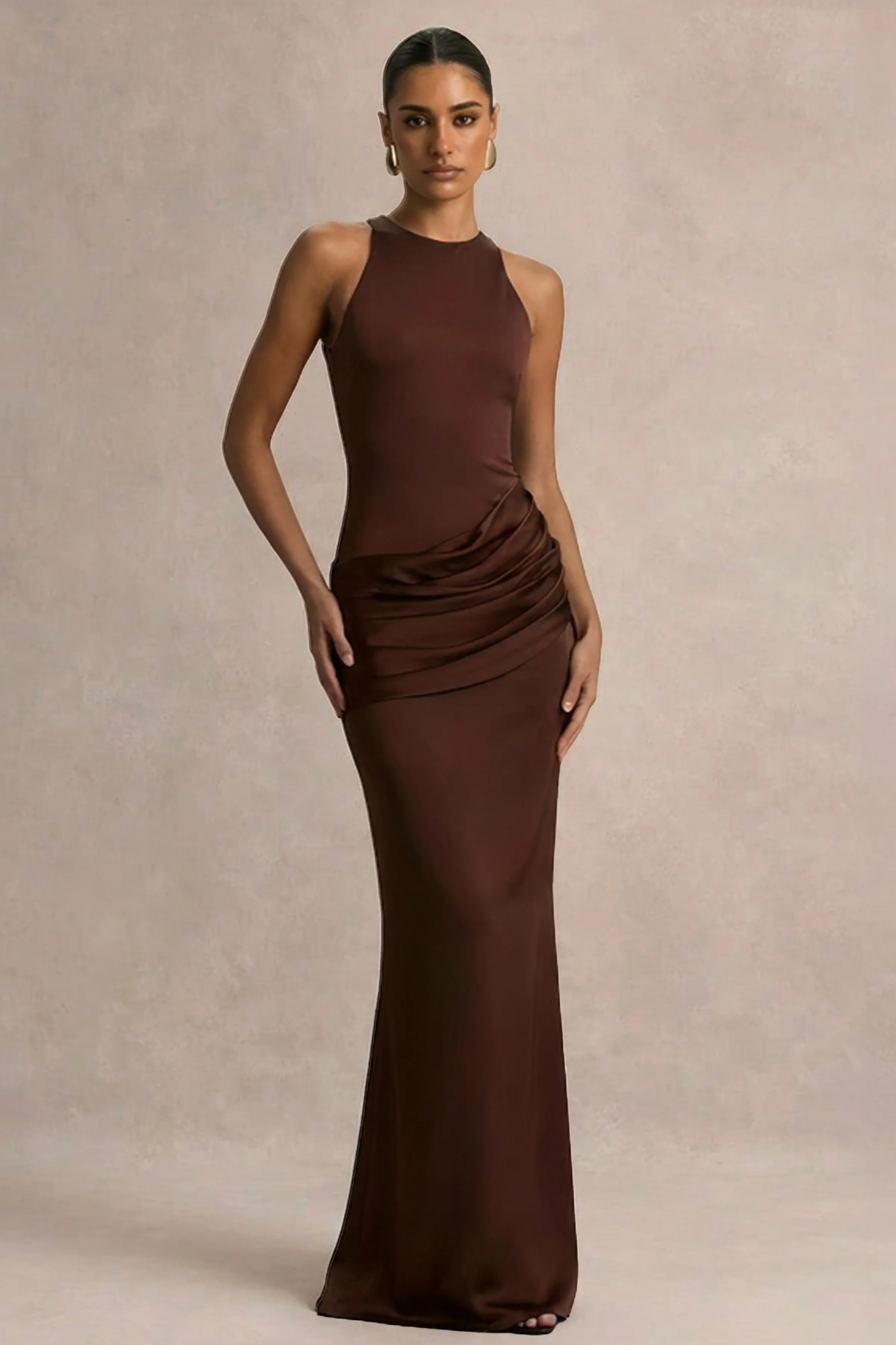 Akari | Braunes Maxikleid mit Rundhalsausschnitt und Satin Rock - Image 4