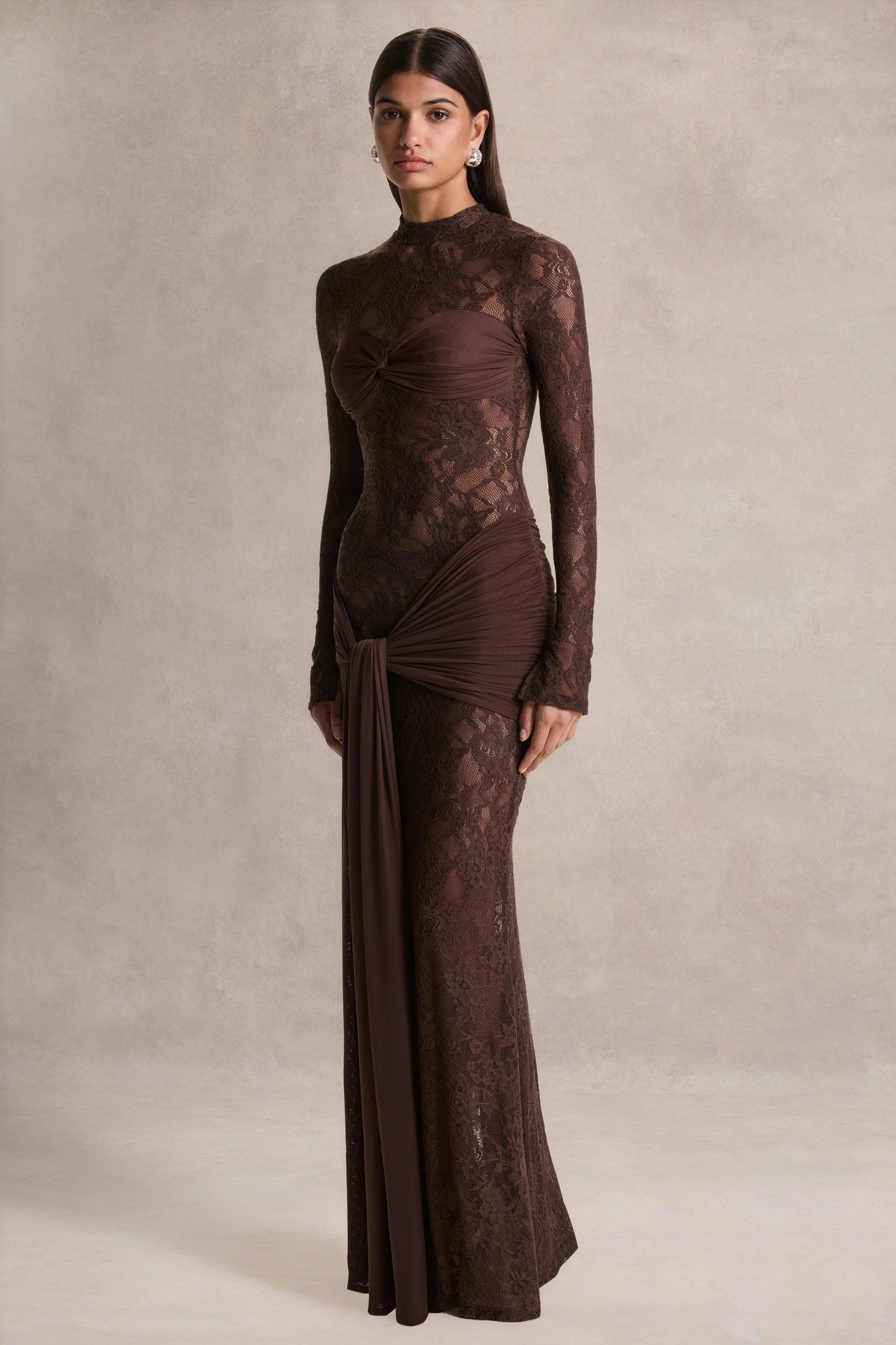 Akira | Braunes Maxikleid aus Spitze mit Schärpen-Detail - Image 4