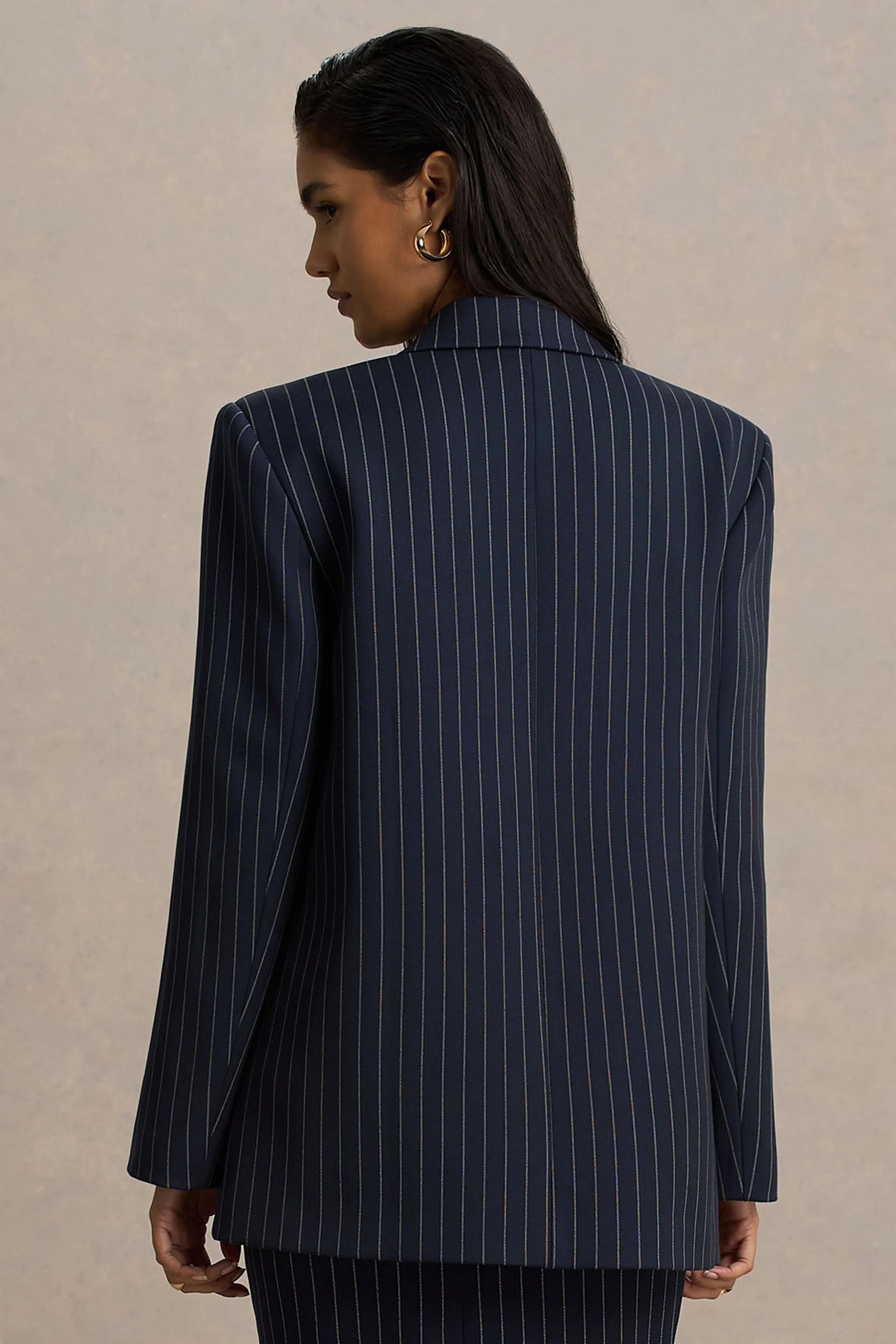 Alana | Marineblauer Nadelstreifen-Blazer in Oversize-Schnitt mit tiefem Ausschnitt - Image 3
