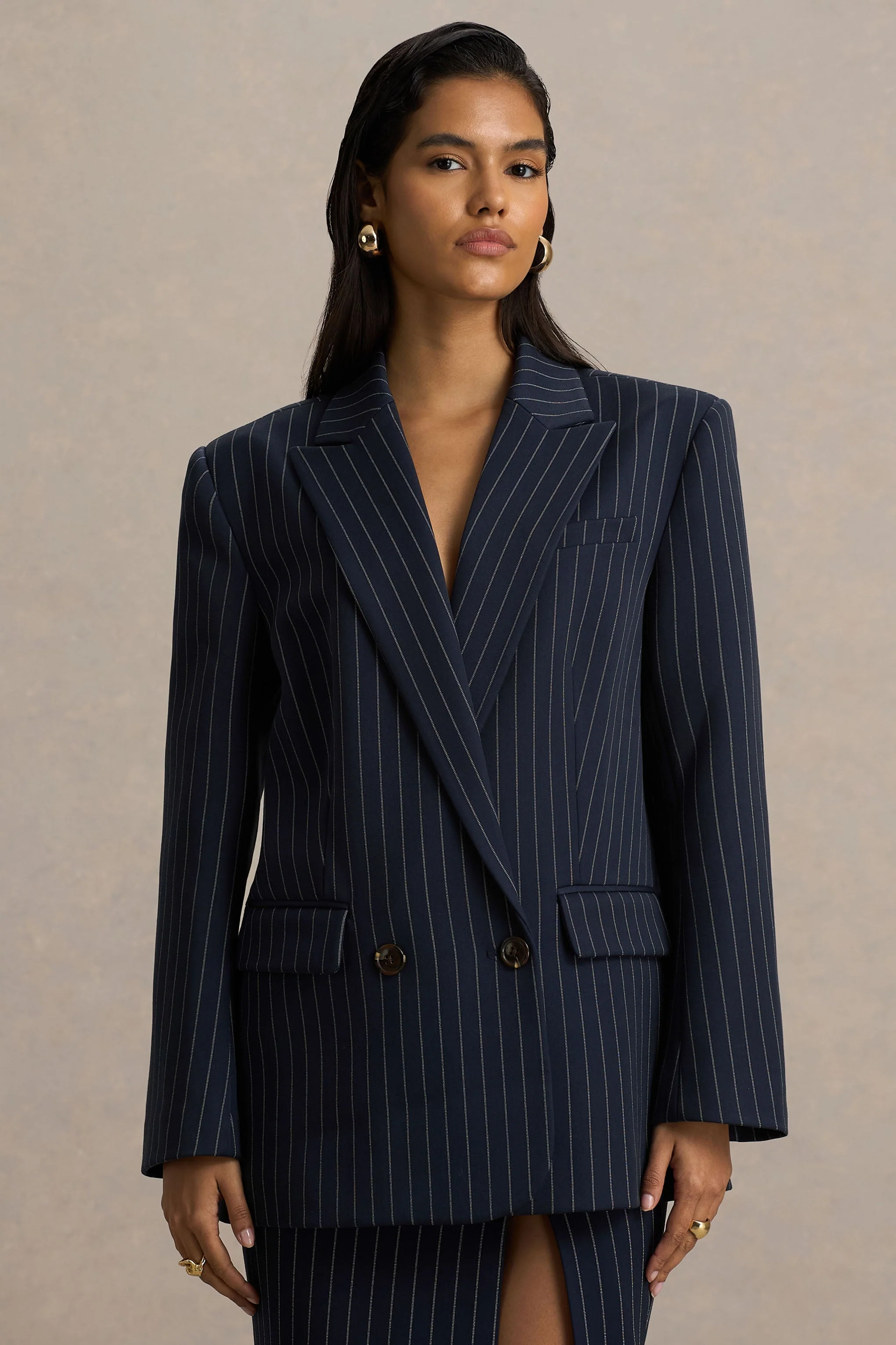 Alana | Marineblauer Nadelstreifen-Blazer in Oversize-Schnitt mit tiefem Ausschnitt - Image 5