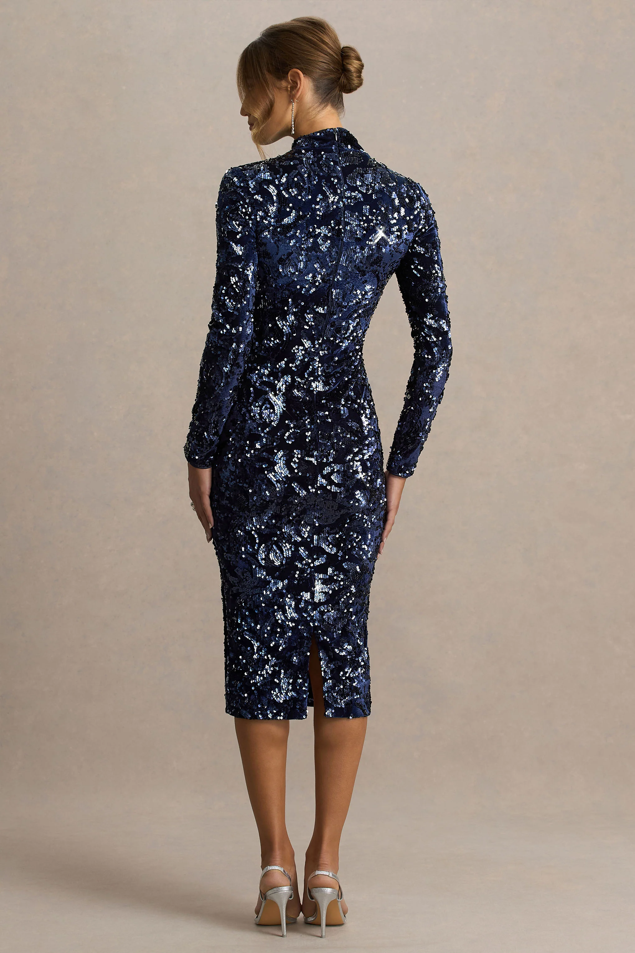Alanita | Marineblaues Midikleid aus Samt mit Paillettenverzierung, hohem Ausschnitt und langen Ärmeln - Image 2