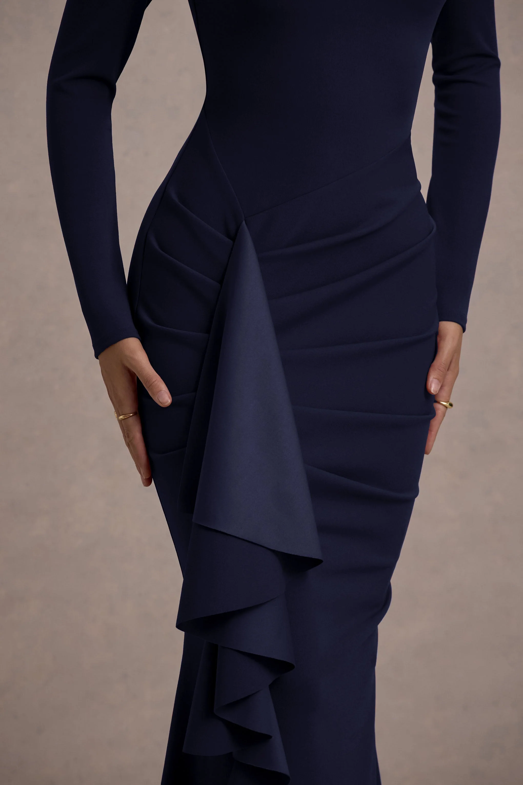 Alayna | Marineblaues Langarm-Maxikleid mit gerüschtem Schlitz - Image 4