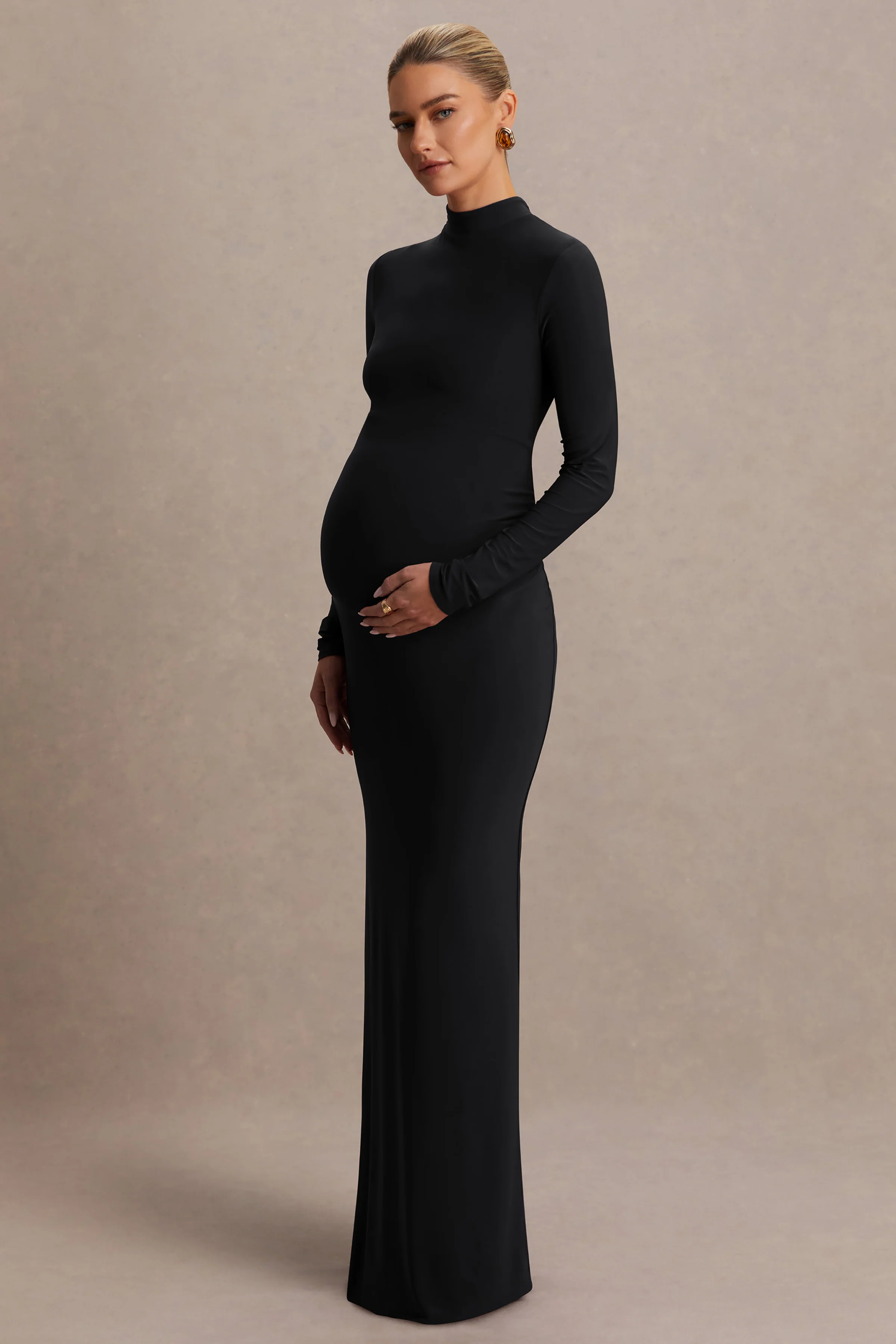 Alejandra | Schwarzes Umstandskleid mit langen Ärmeln und hohem Kragen in Maxi-Länge. - Image 4