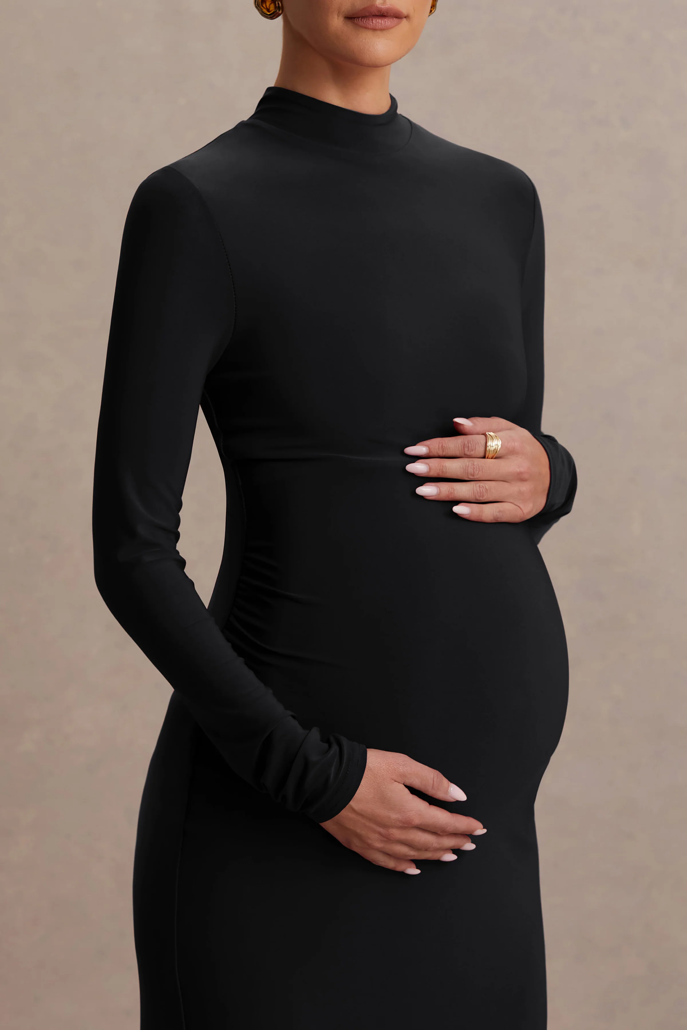 Alejandra | Schwarzes Umstandskleid mit langen Ärmeln und hohem Kragen in Maxi-Länge. - Image 6