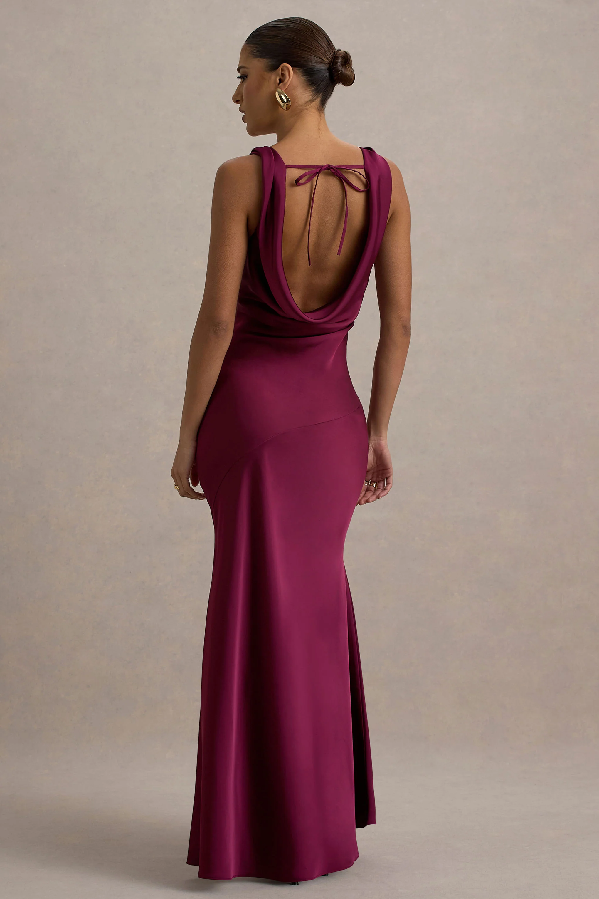 Alesso | Burgunderrotes Satin-Slip-Maxikleid mit Wasserfallausschnitt - Image 2