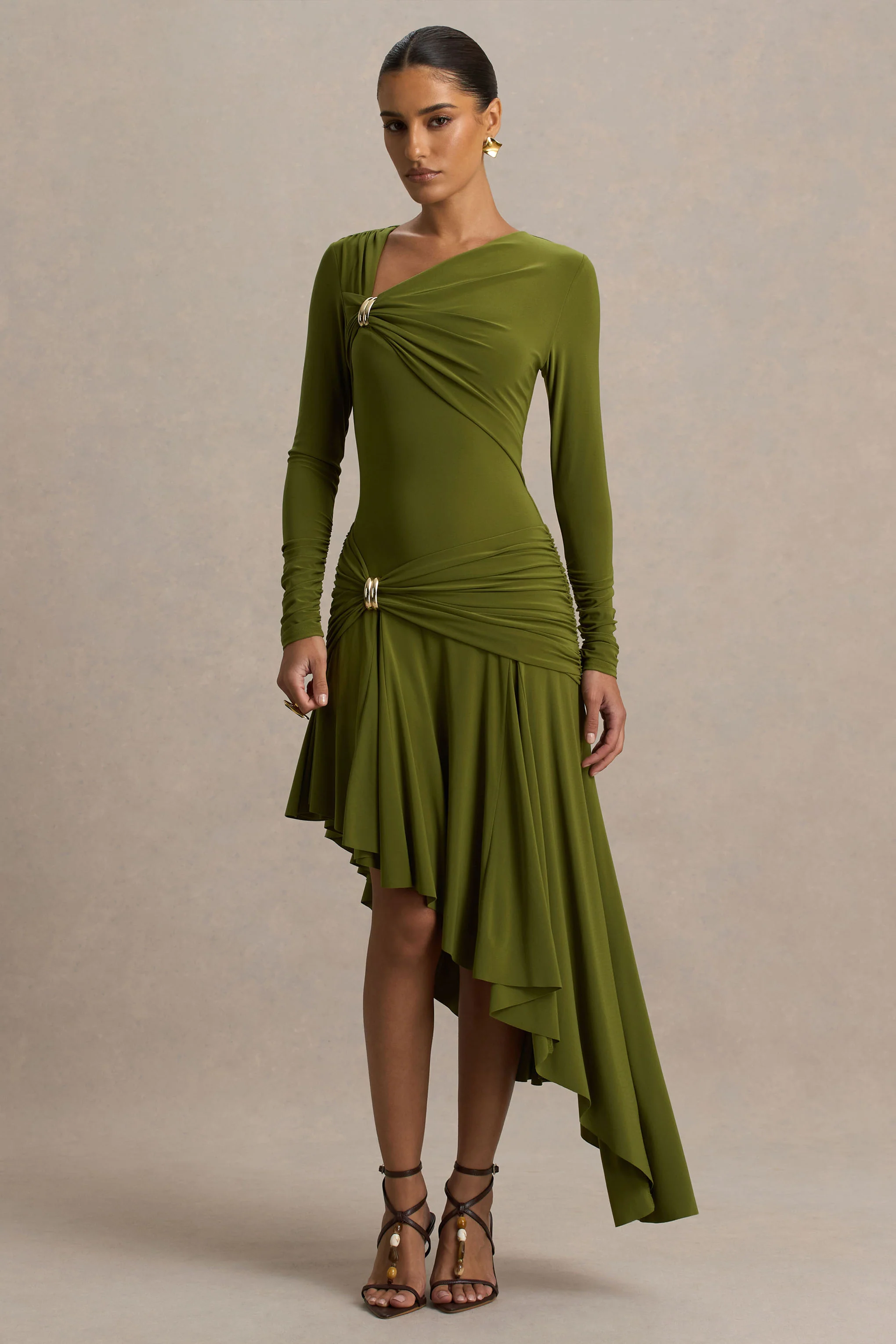 Alexia | Grünes Maxikleid mit asymmetrischem Ausschnitt und Golddetails - Image 4
