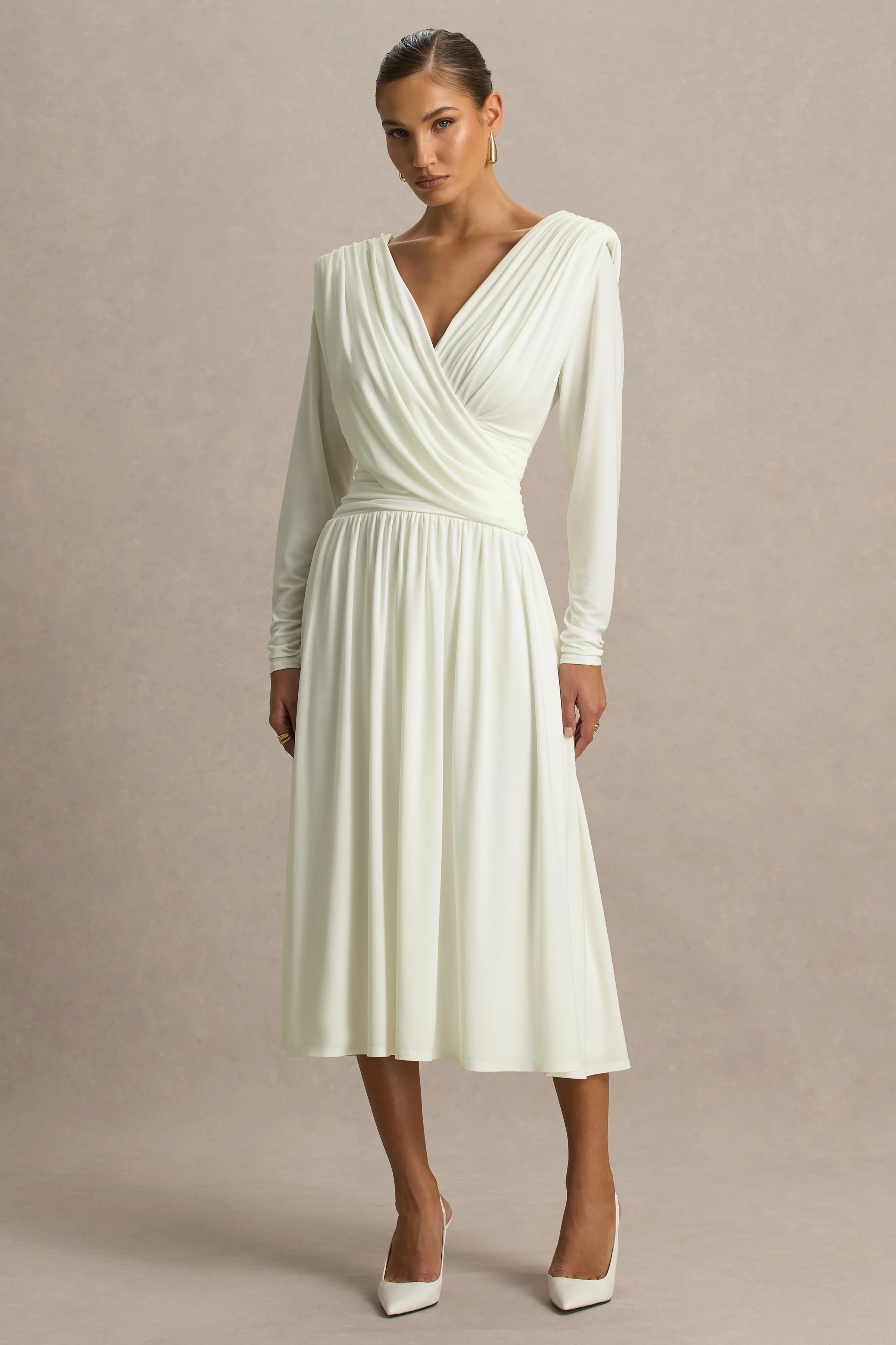 Alexis | Weißes Midikleid mit asymmetrischem Ausschnitt und Raffung - Image 4