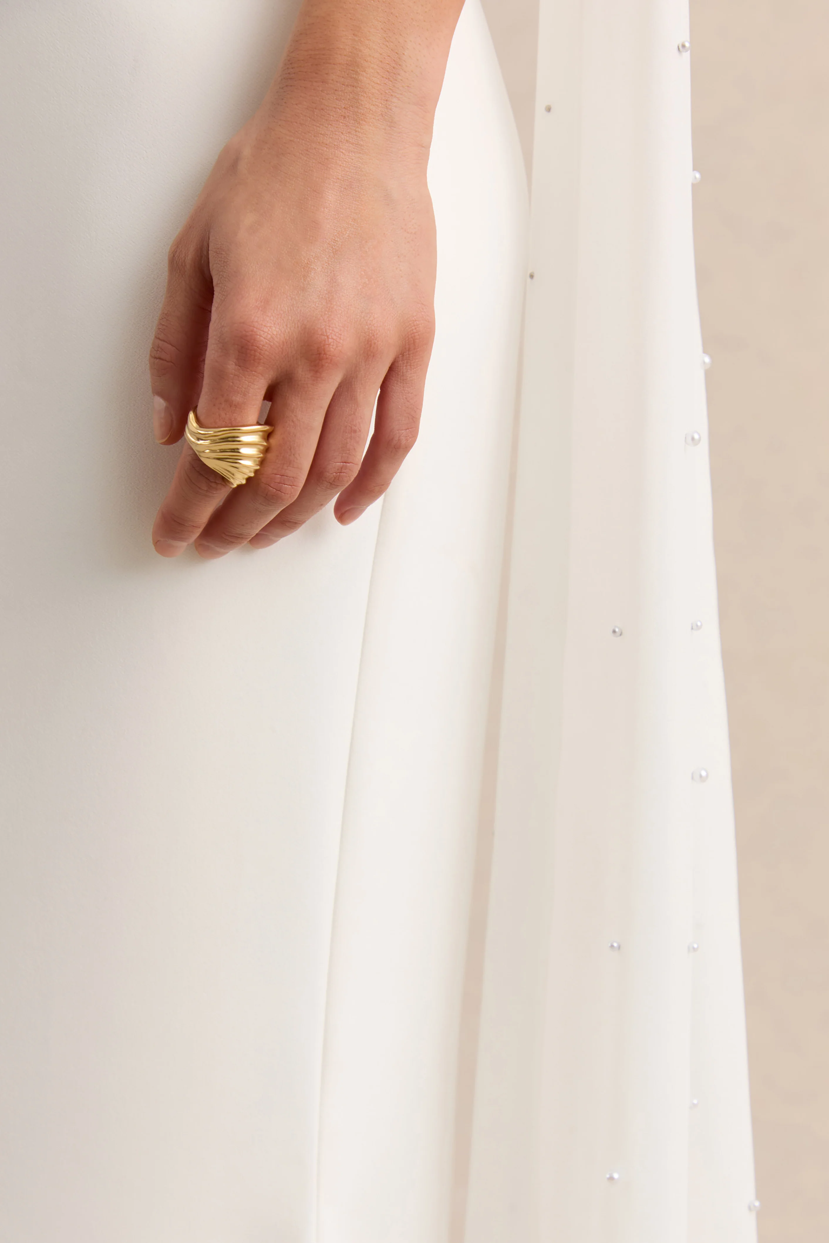 Alina | Weißes Bandeau-Maxikleid mit Cape - Image 8