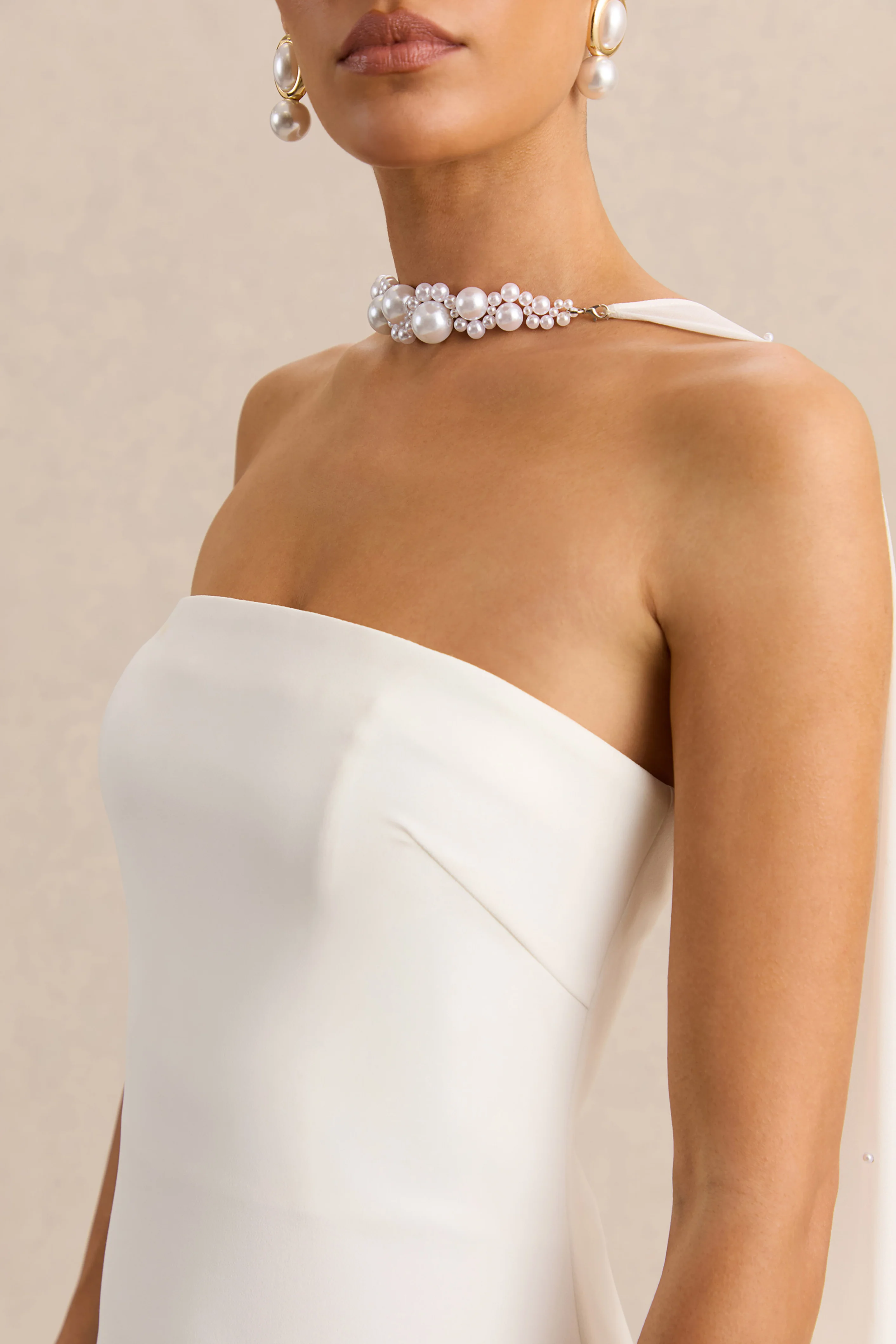 Alina | Weißes Bandeau-Maxikleid mit Cape - Image 9