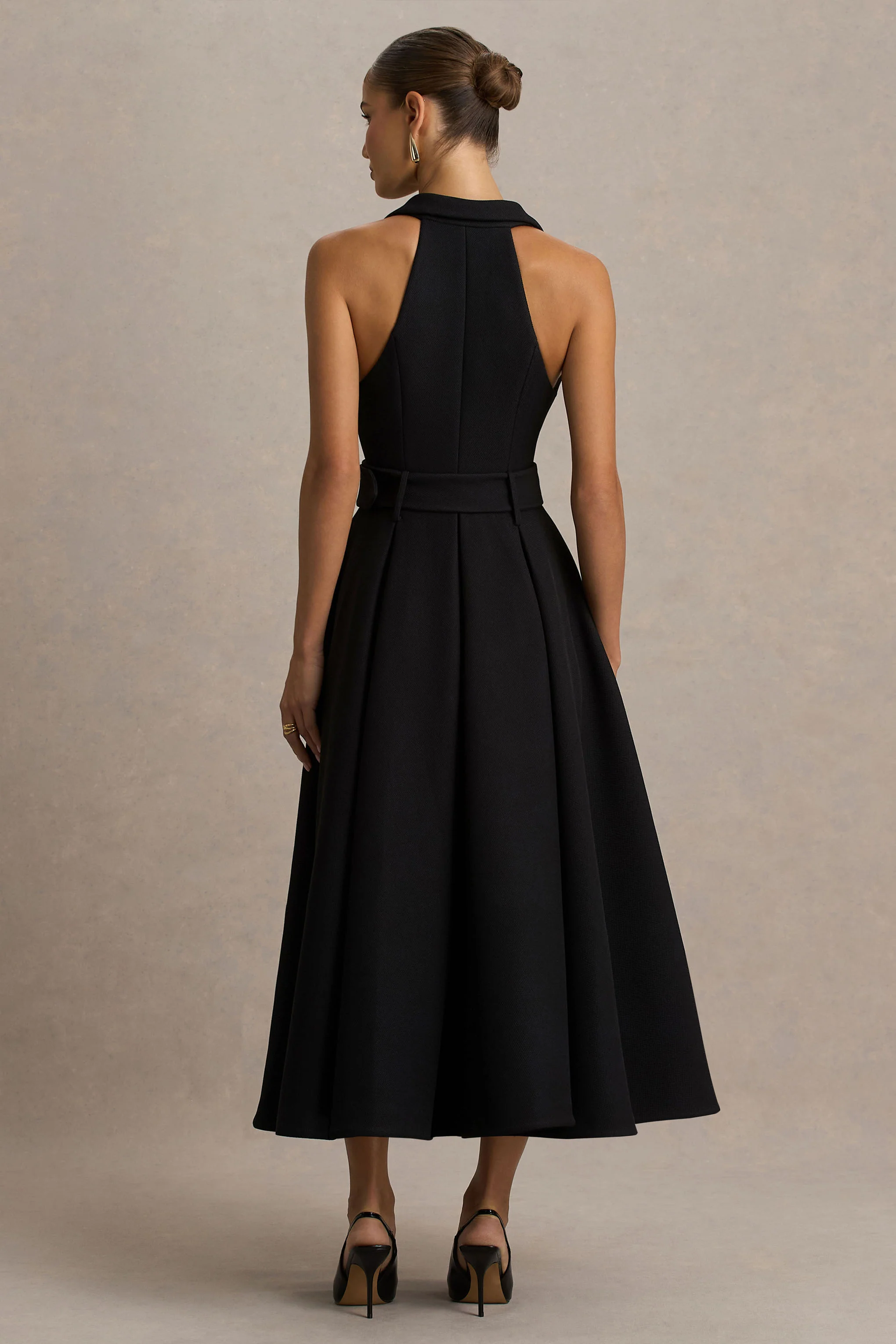 Alissa | Schwarzes Midikleid mit tiefem Kragenausschnitt und Faltenrock - Image 2