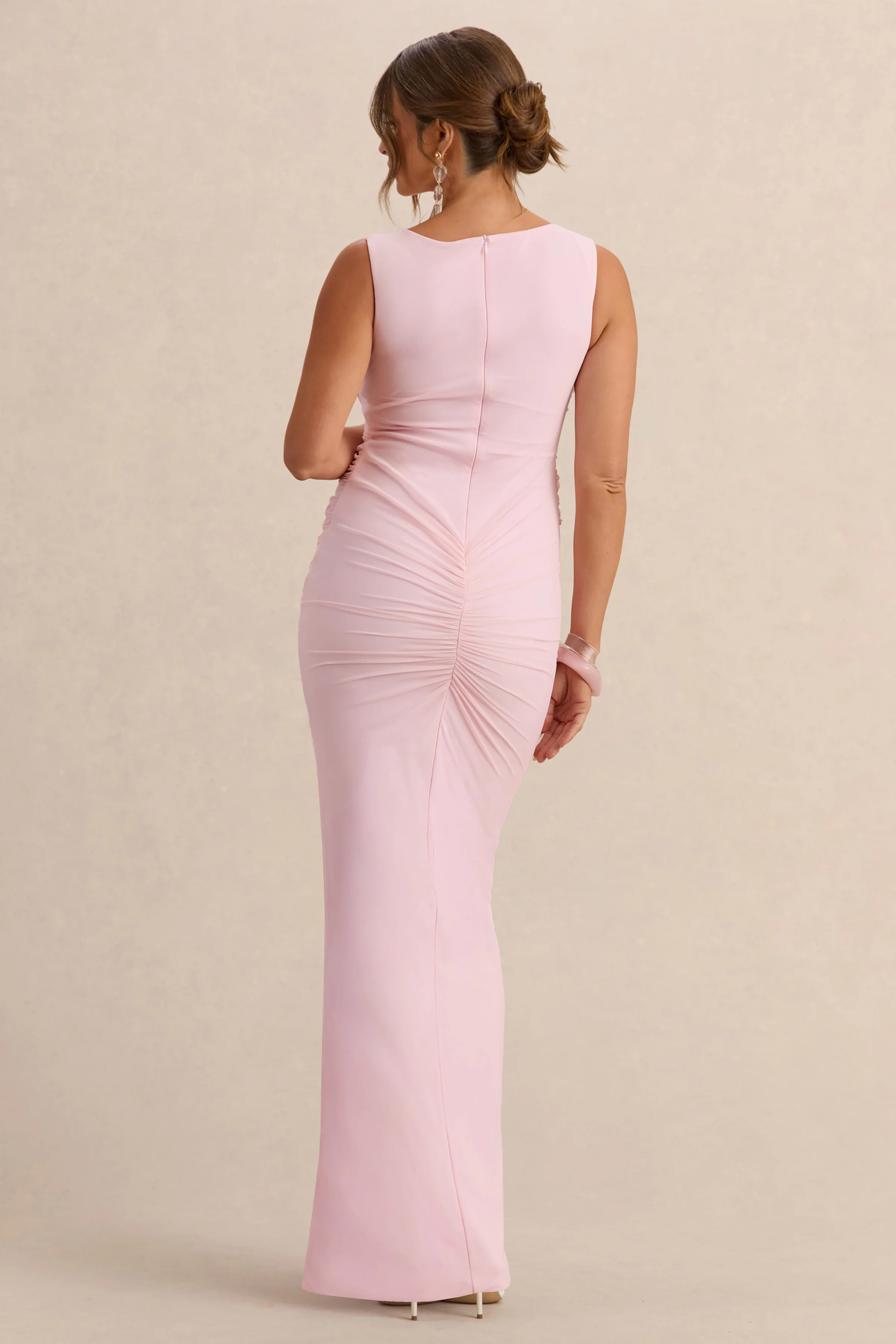 Alitha | Hellrosa Umstands-Maxikleid mit Rundhalsausschnitt, Raffungen und vorderem Schlitz - Image 2