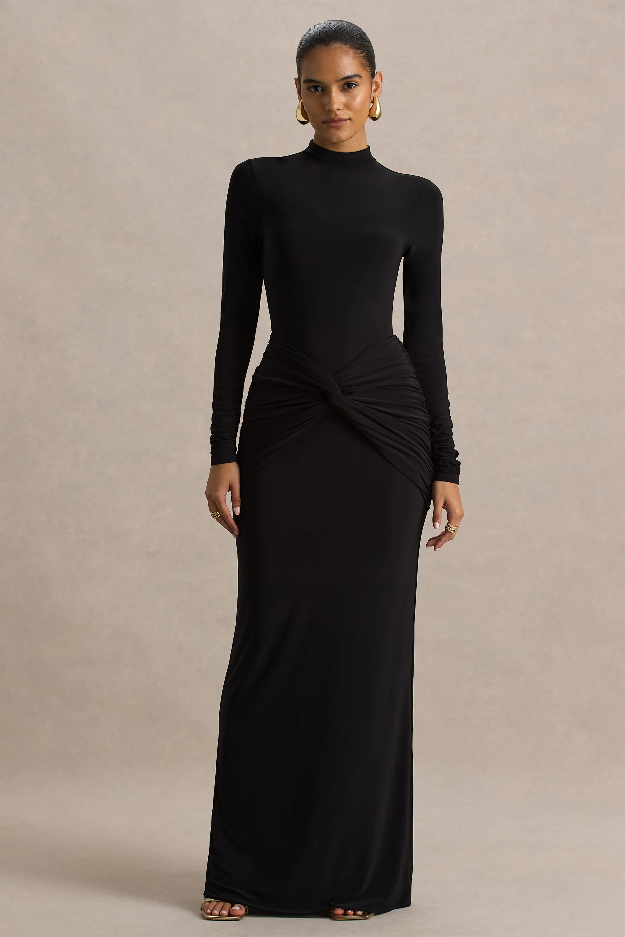 Alula | Schwarzes Maxikleid mit hohem Kragen und Twist-Detail - Image 5