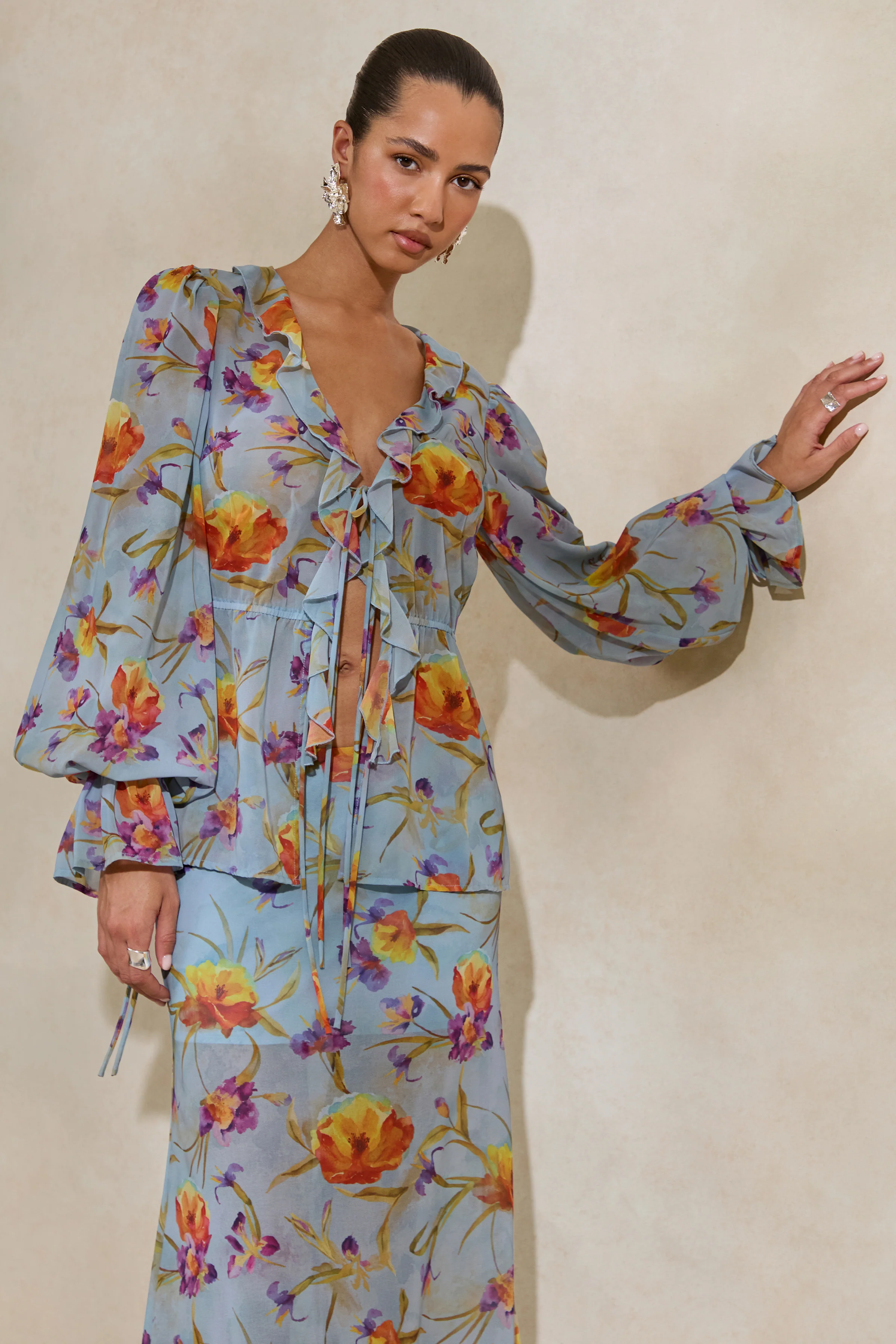 Alveta | Blaues transparentes Oberteil aus Chiffon mit floralem Print, V-Ausschnitt und Rüschendetails - Image 4