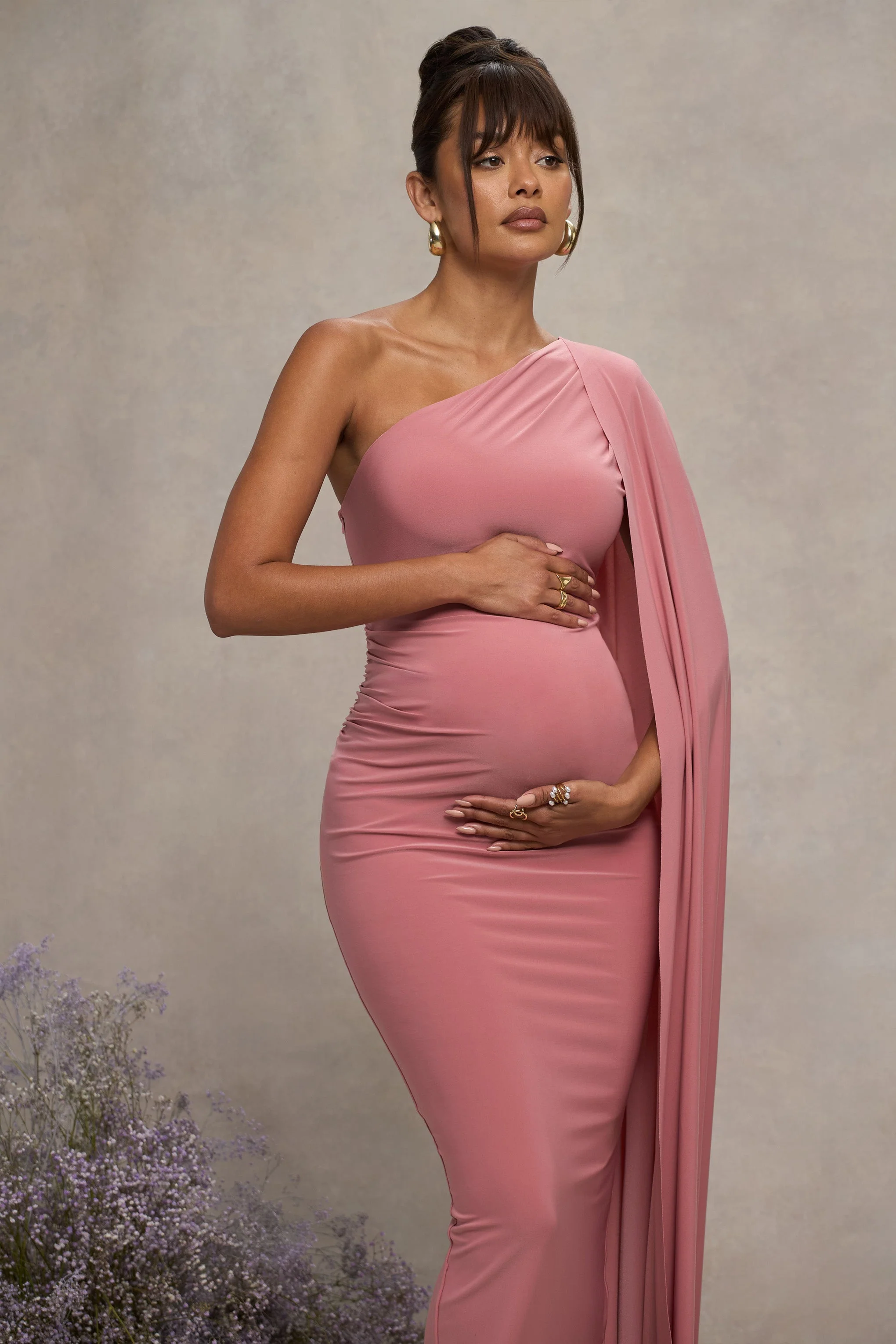Amaryllis | Blassrosa Umstands-Einteiler mit Cape-Ärmel und asymmetrischem Schulterdesign - Image 3