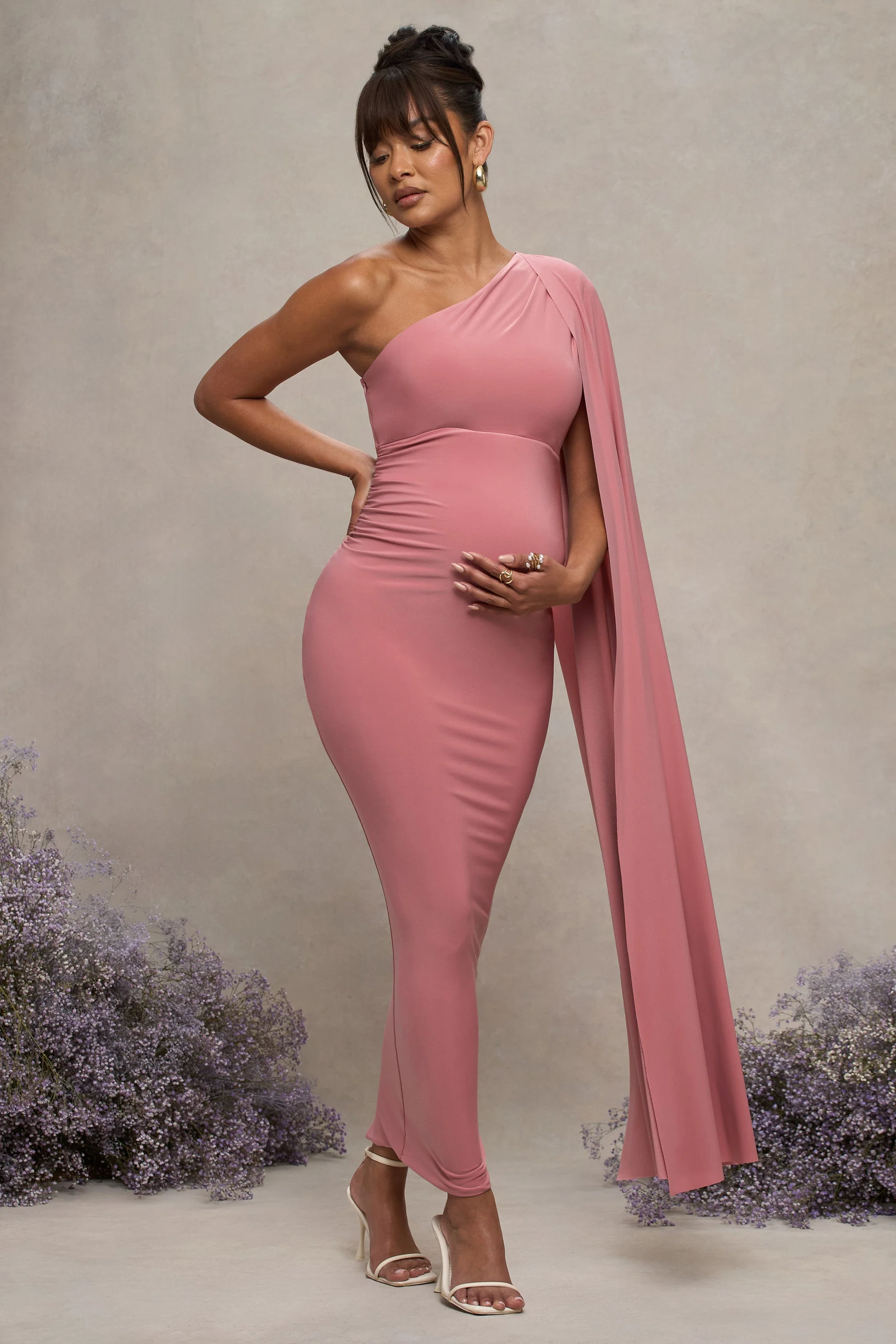 Amaryllis | Blassrosa Umstands-Einteiler mit Cape-Ärmel und asymmetrischem Schulterdesign - Image 5