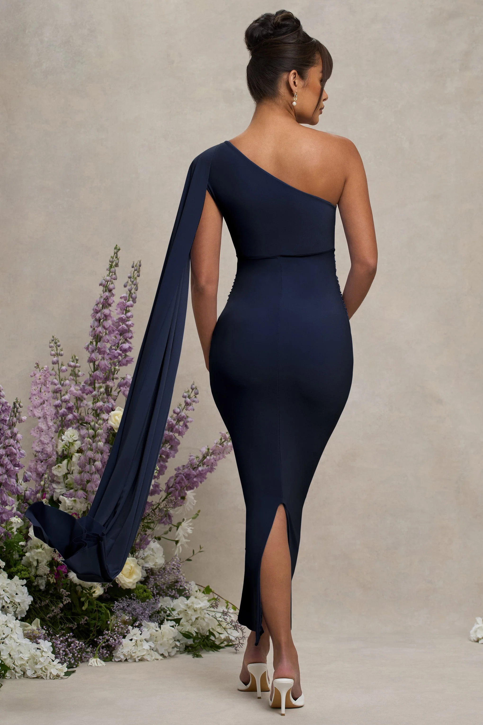 Amaryllis | Marinenblaublaues Umstands-Maxikleid mit Cape-Ärmeln und Ein-schulter-Design - Image 4