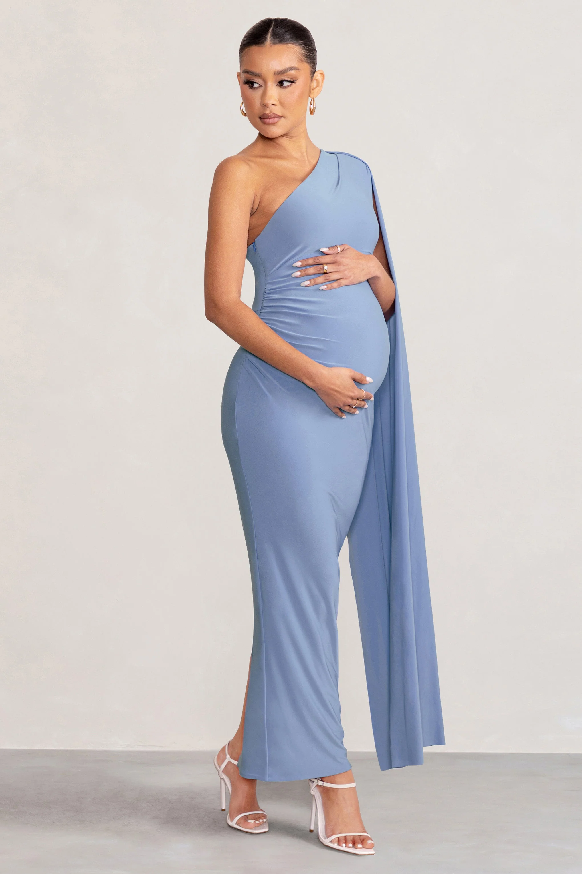 Amaryllis | Puderblaues Umstands-Maxikleid mit Cape-Ärmel und Ein-schulter-Schnitt - Image 5
