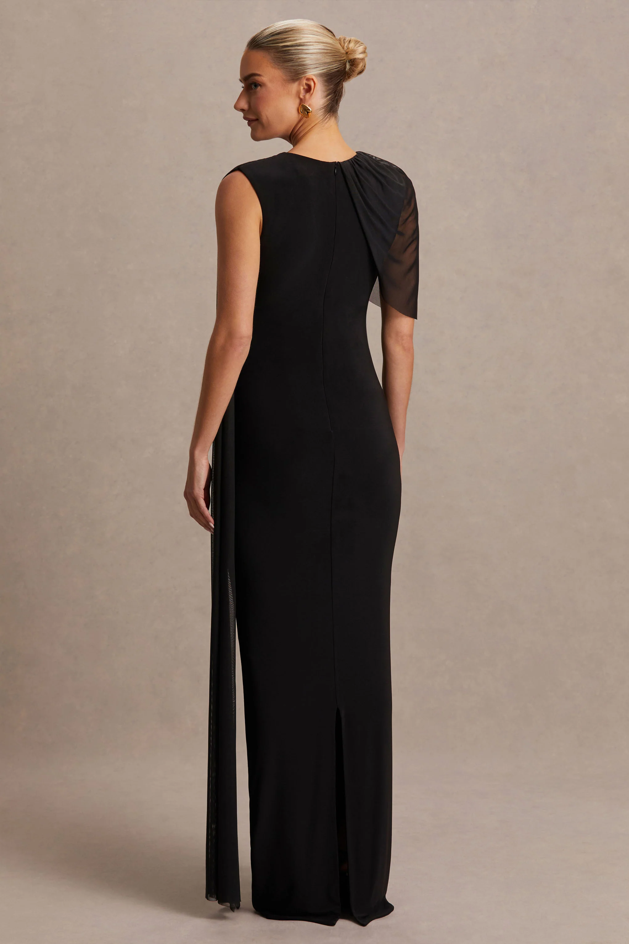 Amelise | Schwarzes Maxikleid mit hohem Ausschnitt, Mesh-Ärmel und Sash-Detail - Image 2