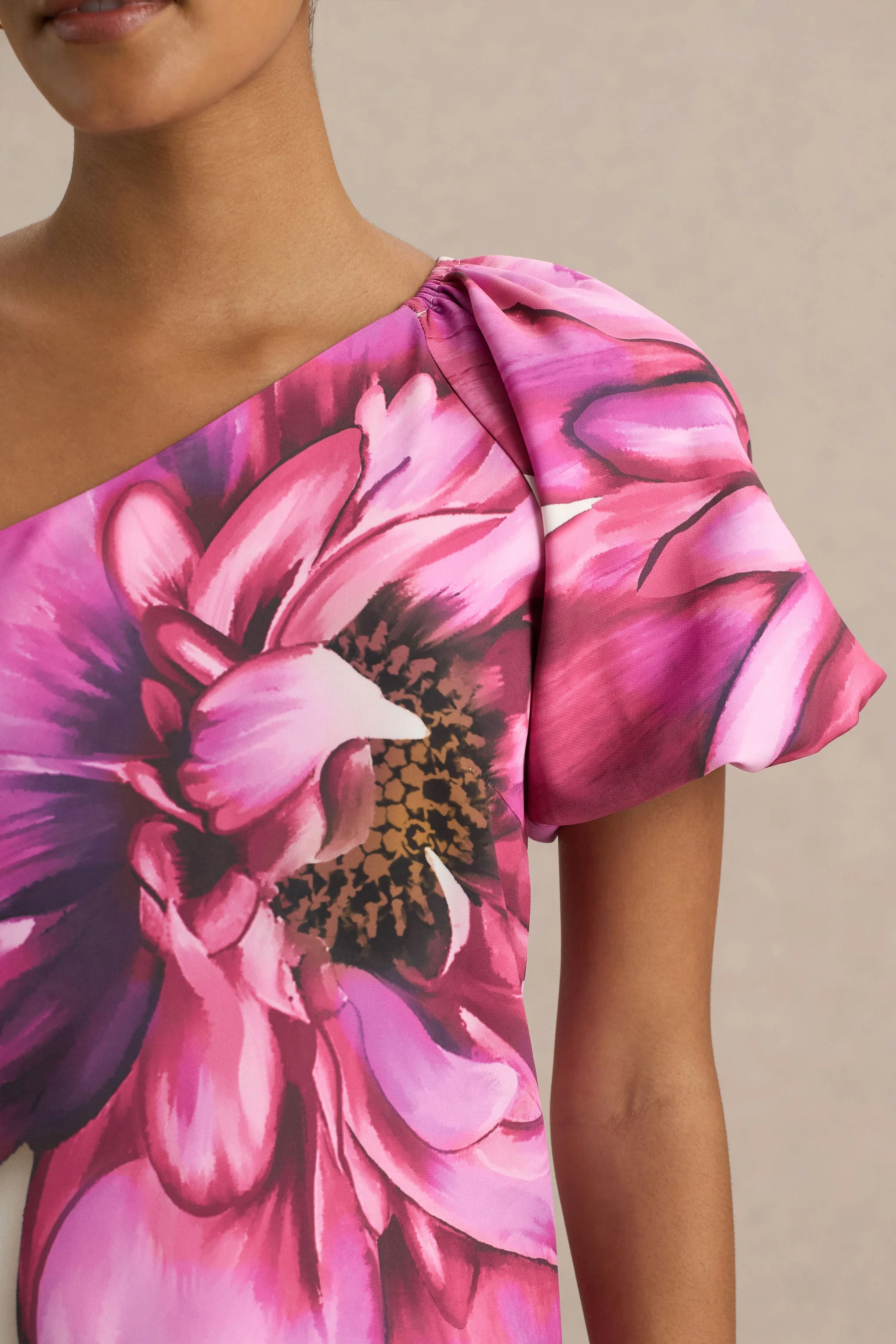 Anastasia | Maxikleid mit Asymmetrischem Ausschnitt, Raffung und Blumenprint - Image 6