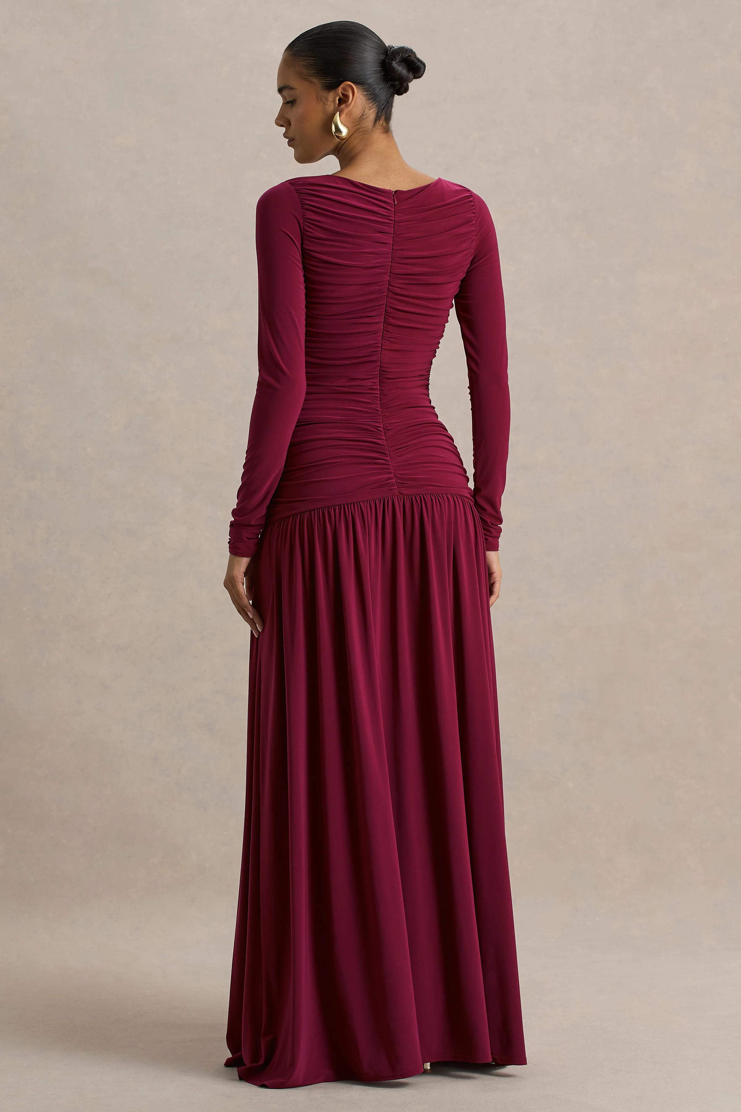Aniyah | Burgunderfarbenes Maxikleid mit weitem Ausschnitt und gerafften Details - Image 2