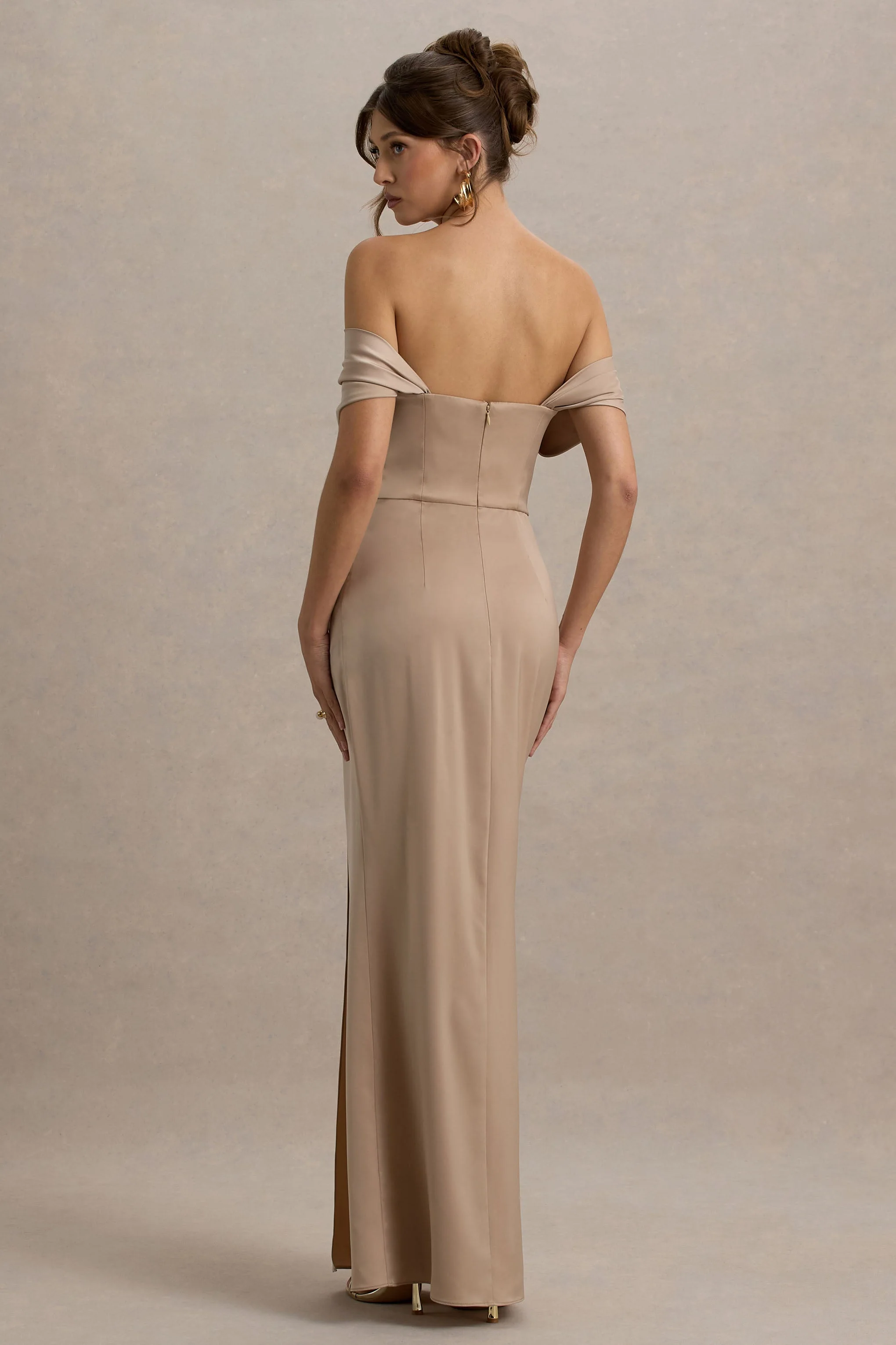 Annie | Champagnerfarbenes Satin-Bardot-Maxikleid mit Wickelrock und Seitenschlitz - Image 2