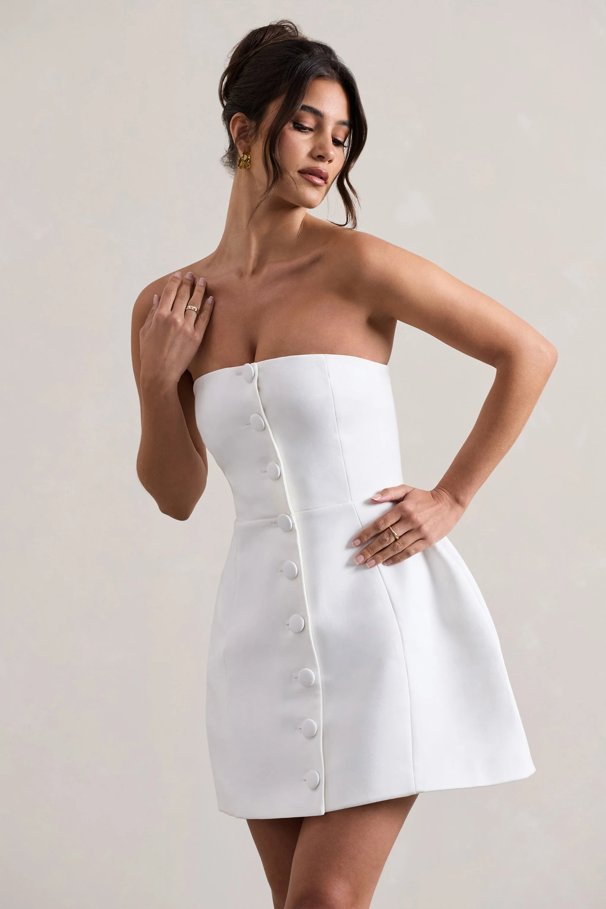 Anniston | Weißes, tailliertes Bandeau-Minikleid mit Knöpfen - Image 3