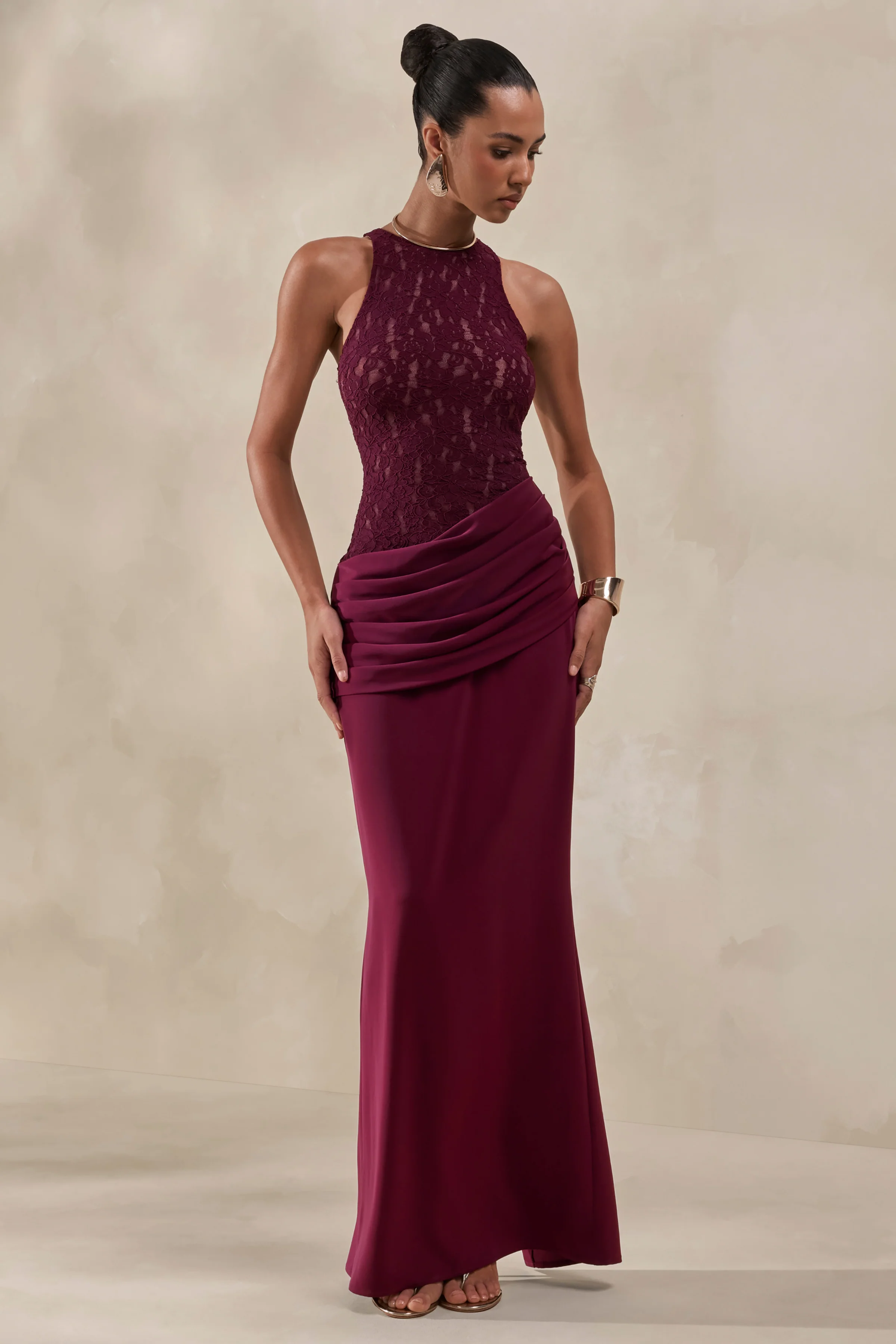Anthelia | Burgunderrotes Maxikleid aus Spitze und Satin mit Racer-Ausschnitt und drapiertem Detail - Image 4