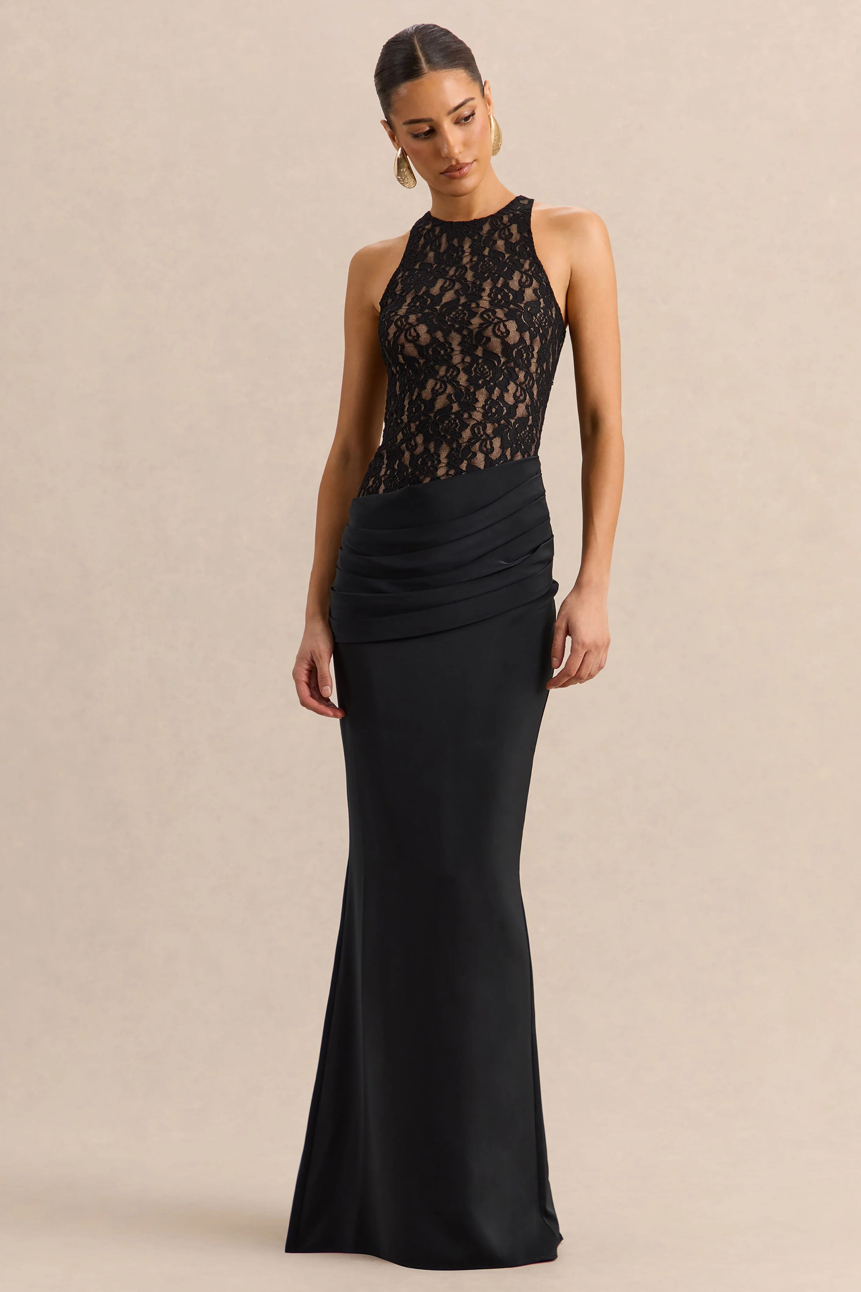 Anthelia | Schwarzes Maxikleid aus Spitze und Satin mit Racer-Ausschnitt und Drapierung - Image 4