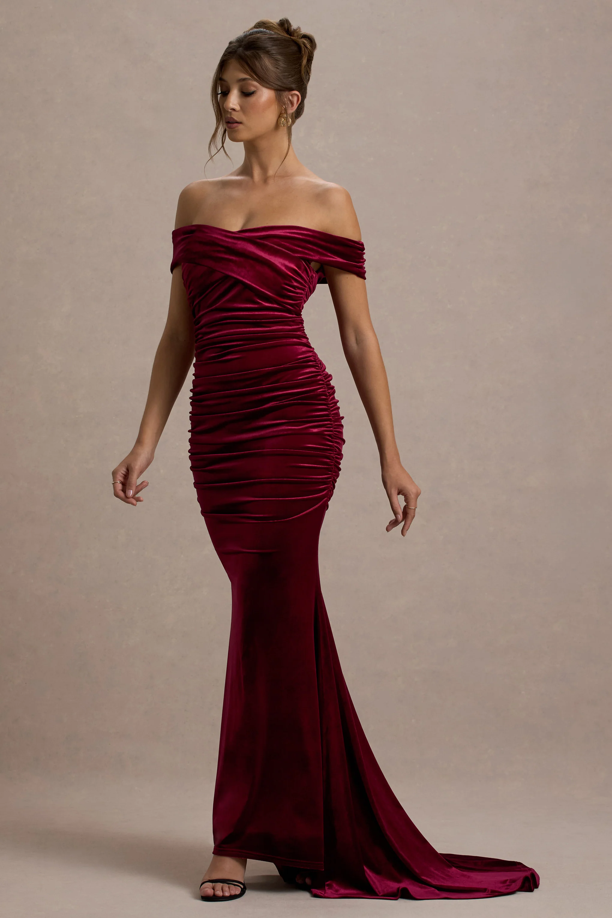 Apolline | Beerenfarbenes Samt-Maxikleid mit schulterfreiem, drapiertem Fishtail-Schnitt - Image 2