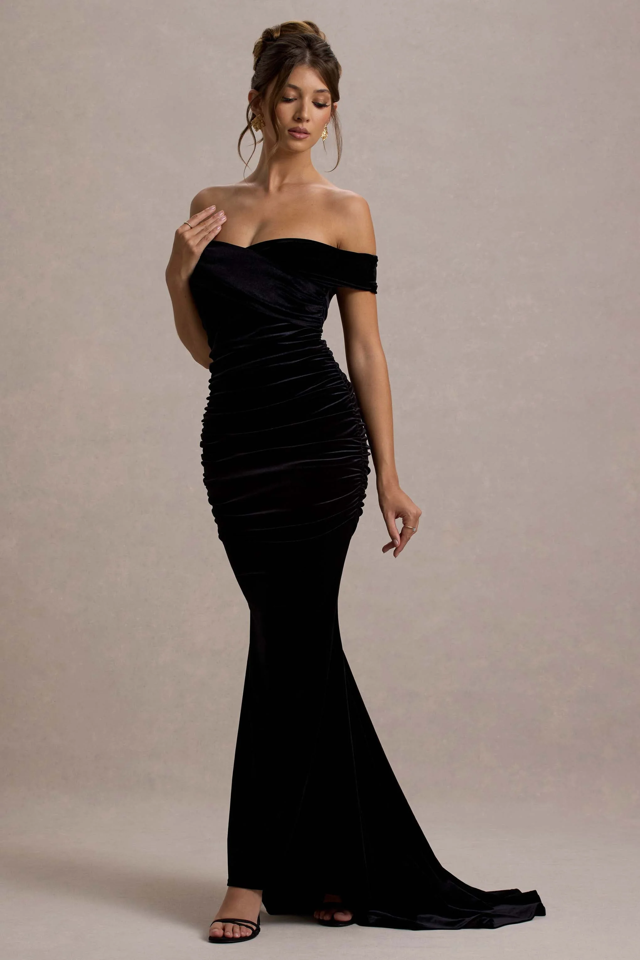 Apolline | Schwarzes Maxikleid aus Samt mit Schulterfrei-Design, Raffung und Fischschwanz-Schnitt - Image 4
